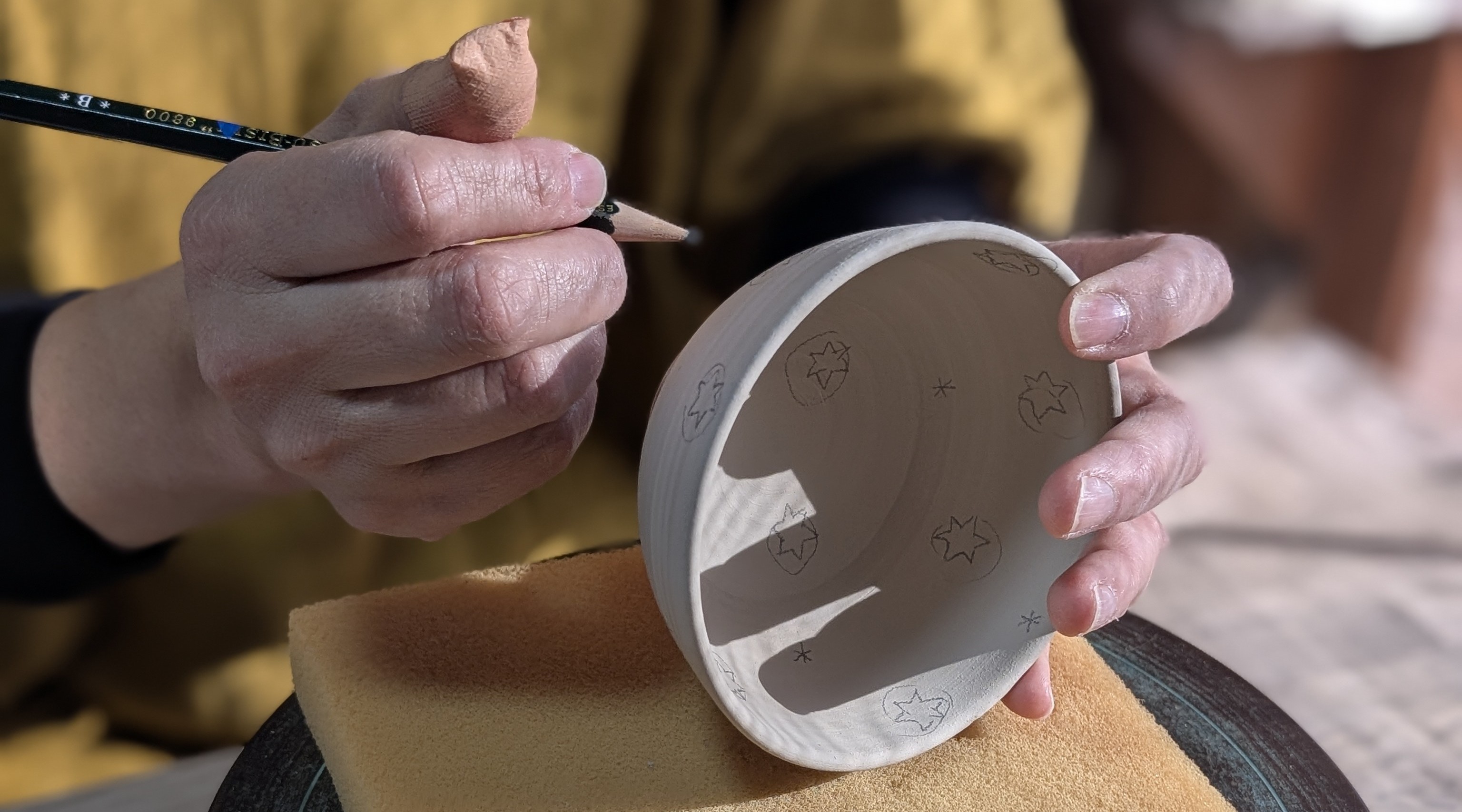 陶芸家・岡洋美さんの工房をたずねて | 作家の手仕事の魅力