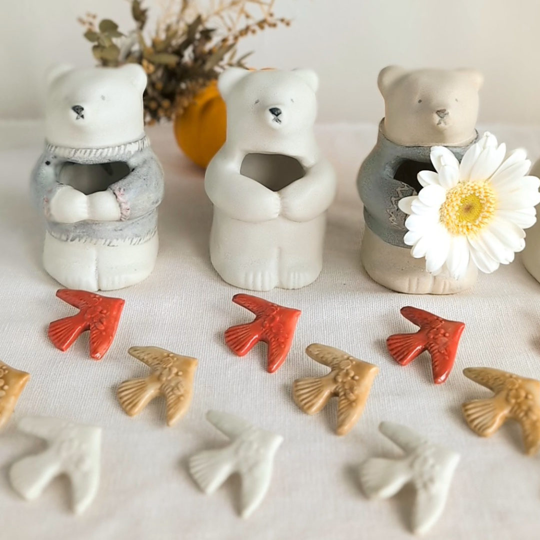 梶山友里さんの花器、ブローチが入荷しています！