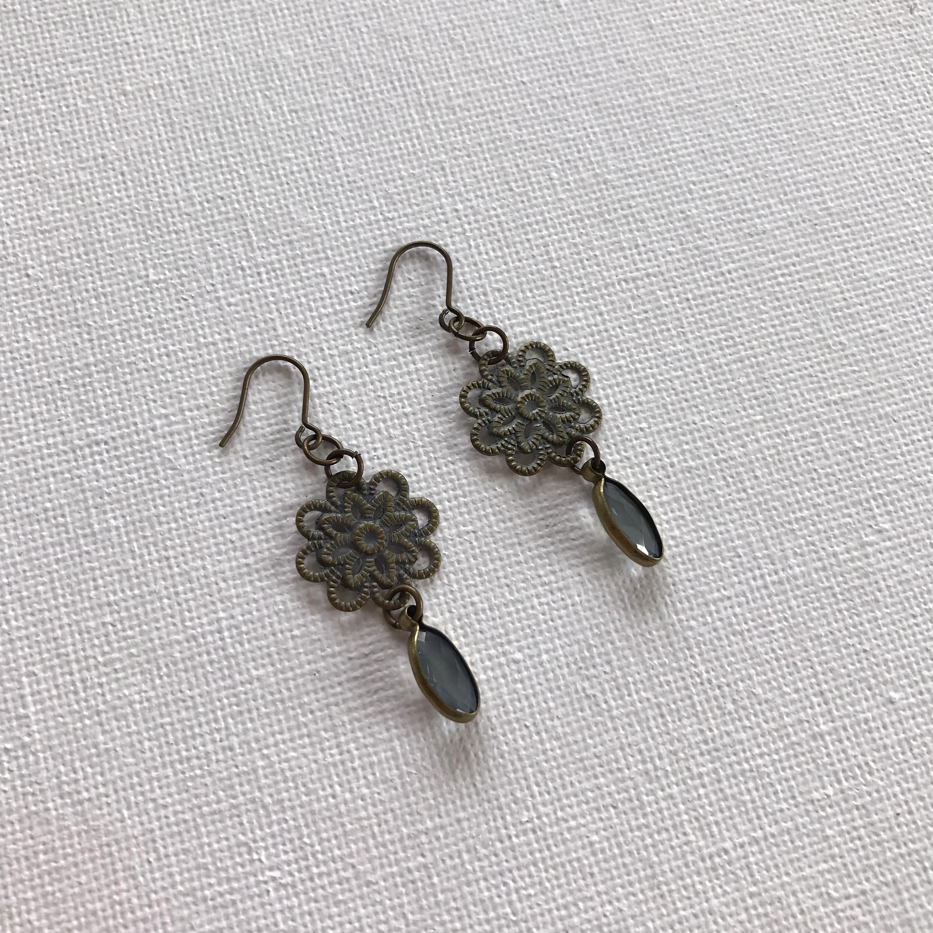 ステンドビーズのロングピアス　ブルー【ハンドメイド】