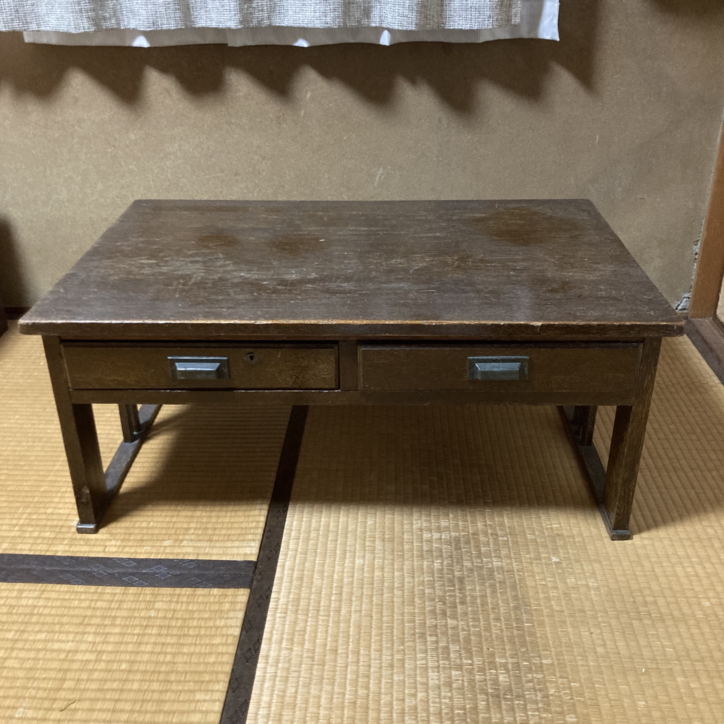 【お部屋づくり】ローテーブルの置き方で変わるお部屋の印象｜木製のヴィンテージ家具のある暮らし