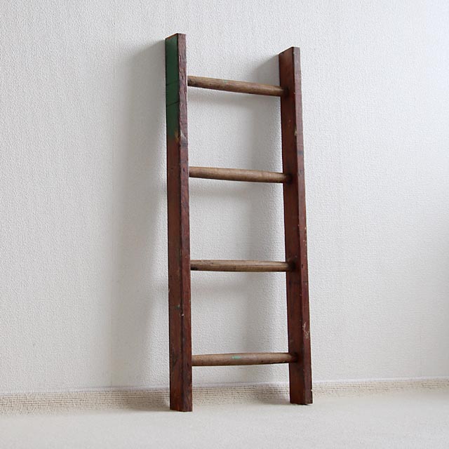 素朴で温かみのあるアンティークパイン材の古木ラダー