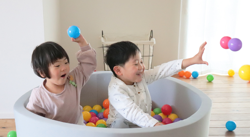 ボールプール遊びの４つの効果とは？自宅でもできる感覚あそび