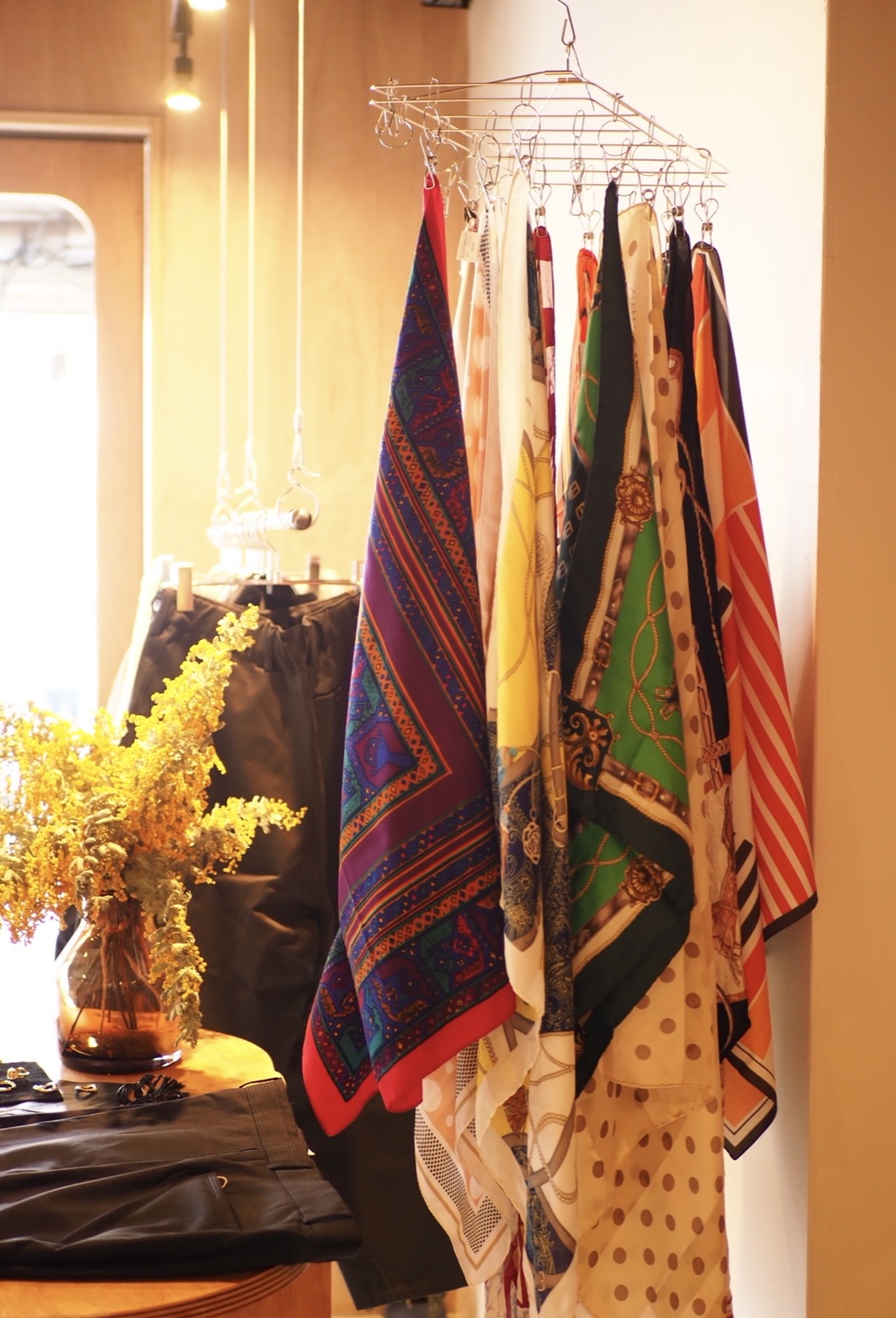 風に揺れる、自由のかたち。はなれのスカーフたち