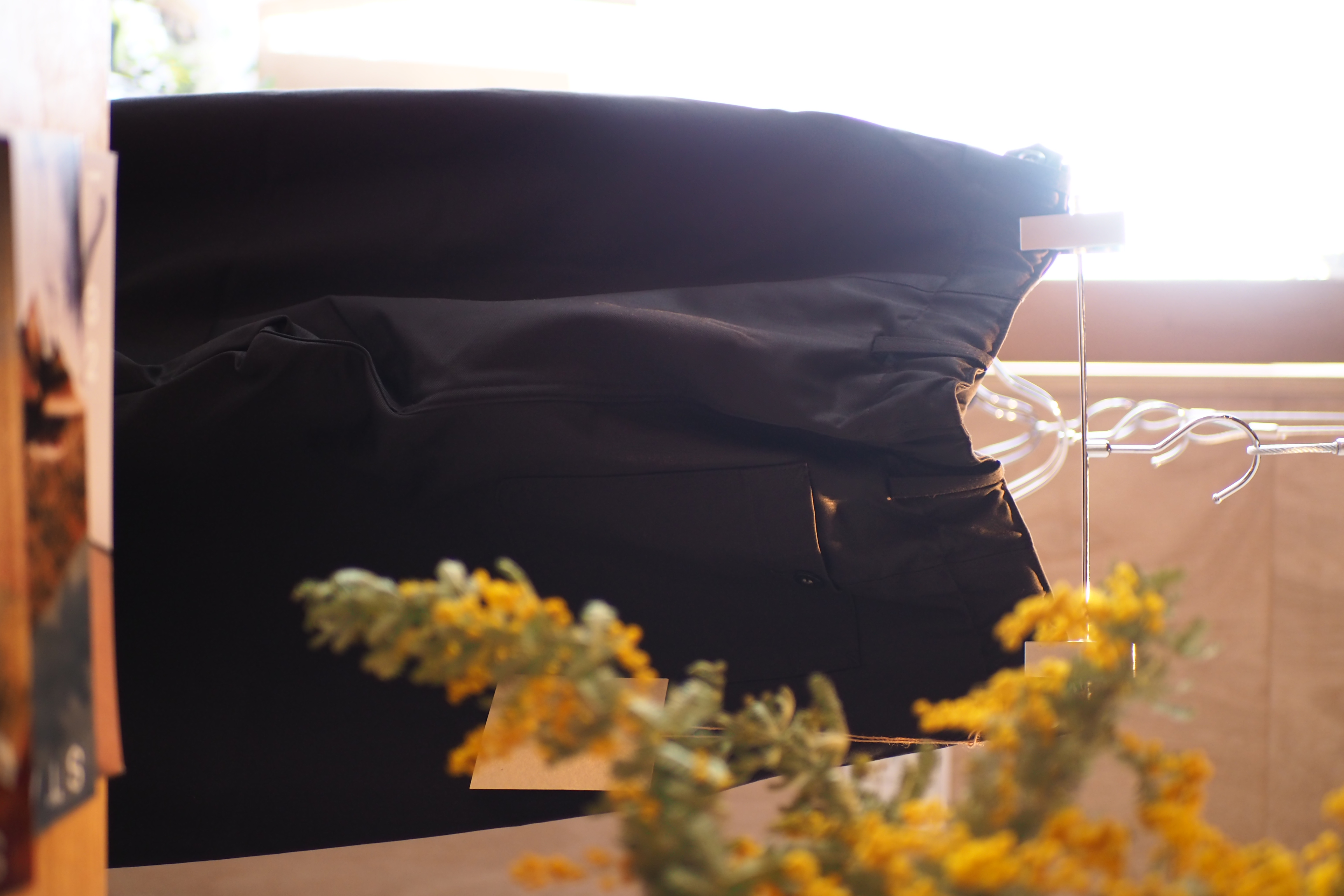 黒なのに、黒に見えないパンツ。