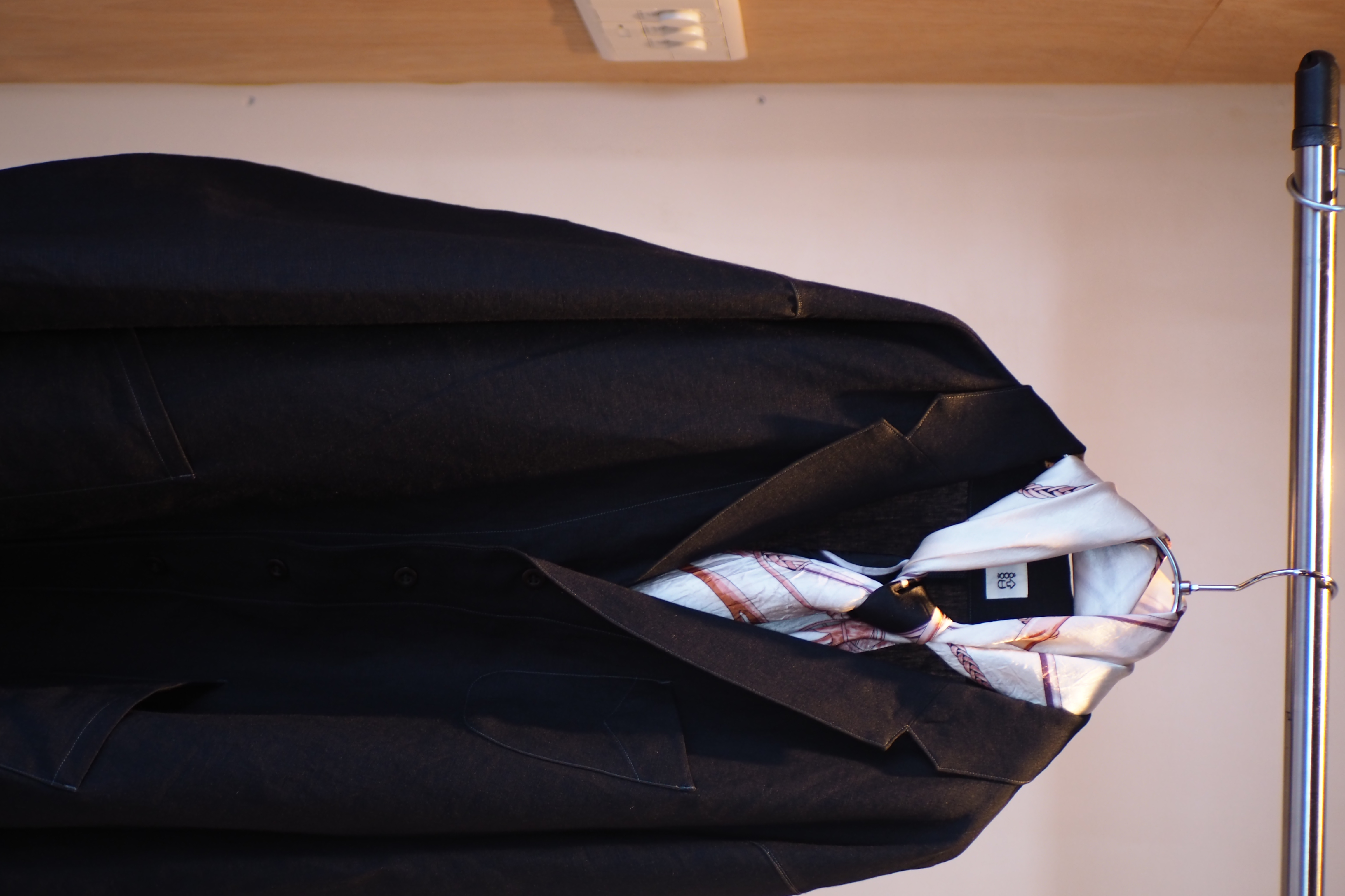 春夏に選ぶ黒のリネン | 光沢と深みを纏う〈結-yui-〉のリネンアイテム