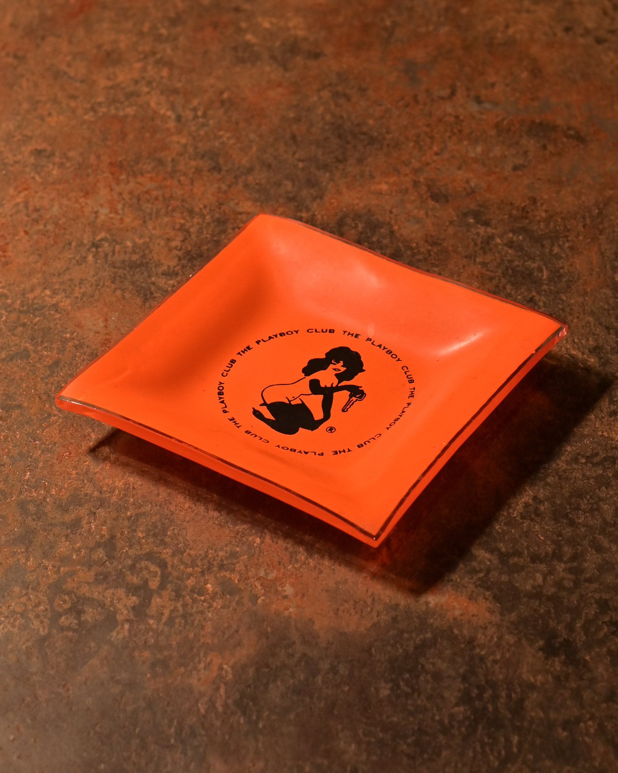 うっとりレトロ！60's プレイボーイクラブ オフィシャルガラス製トレイと時代を彩った「色男」たち