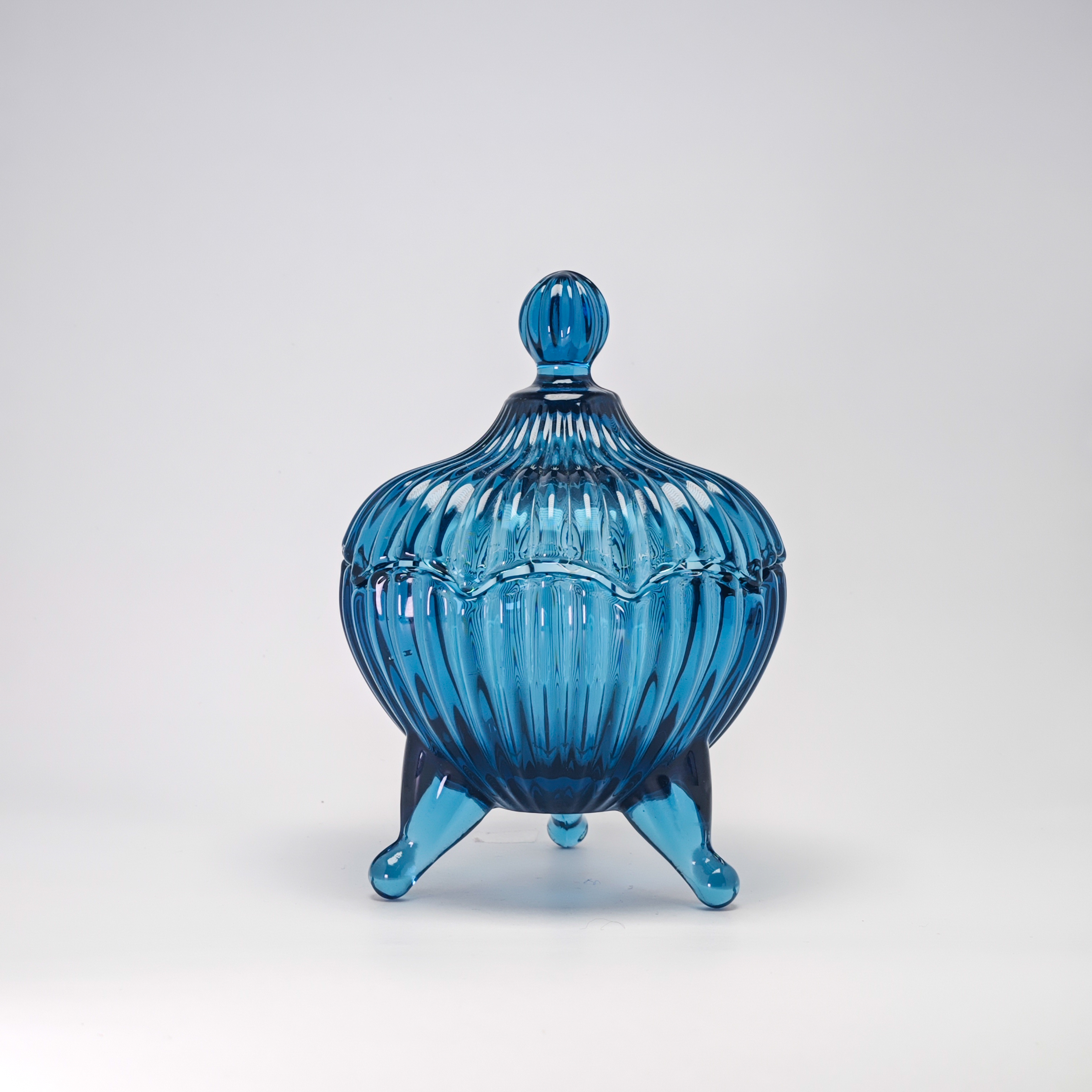 宝石箱のような佇まい。夏の光で輝くブルーガラスのキャニスター