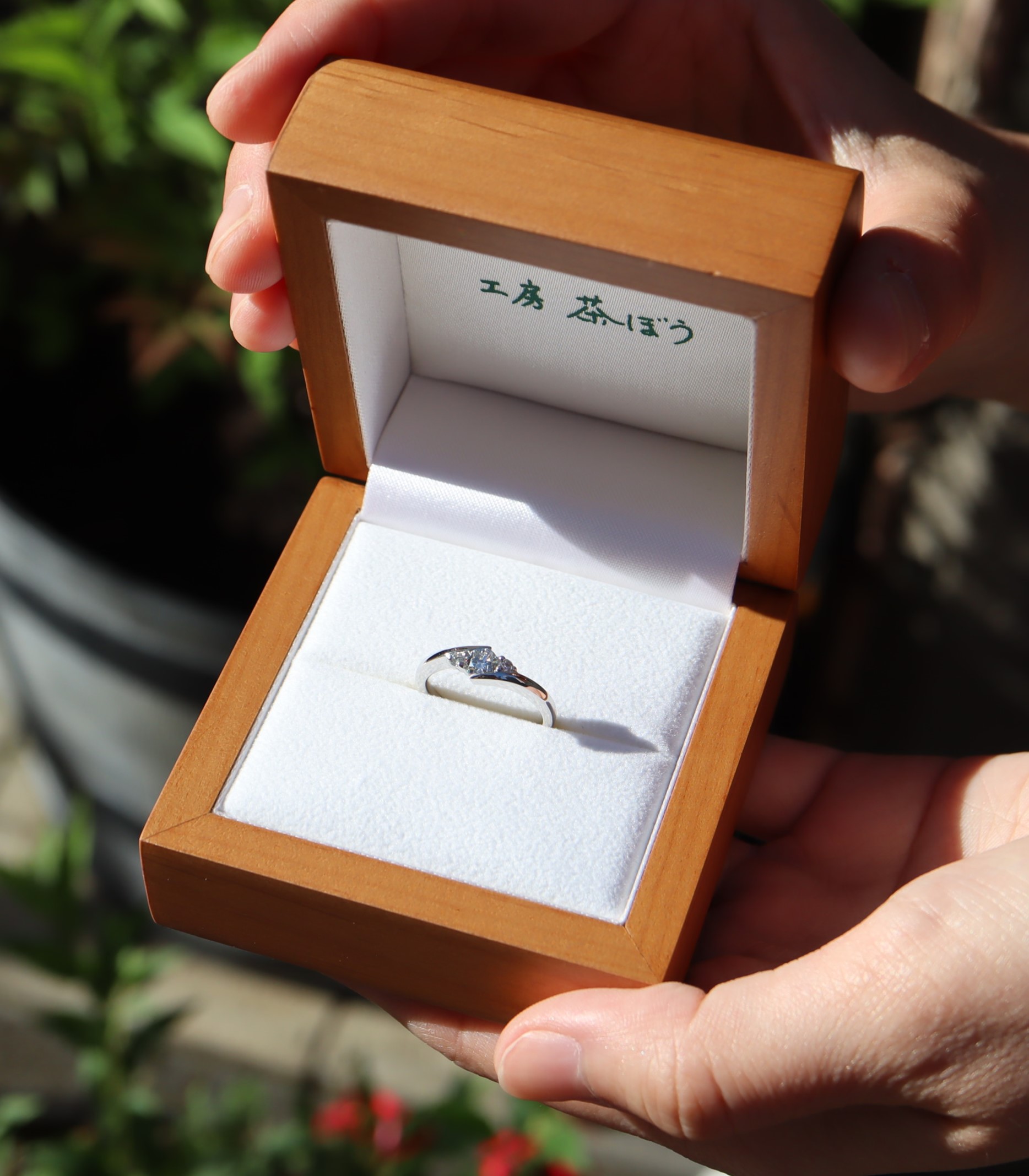 婚約指輪を納品ケースいれて撮影