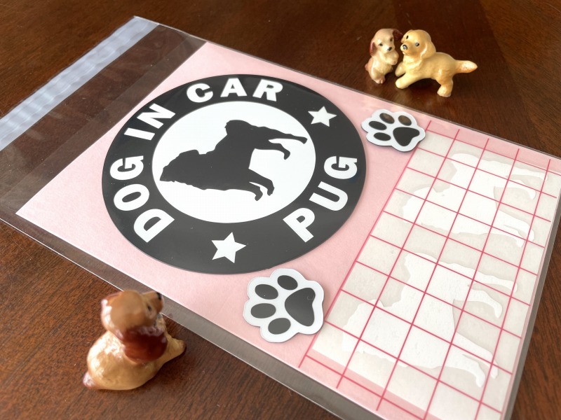 気分で付け替えOK！愛車を可愛くドレスアップする「犬が乗ってます」マグネットステッカー