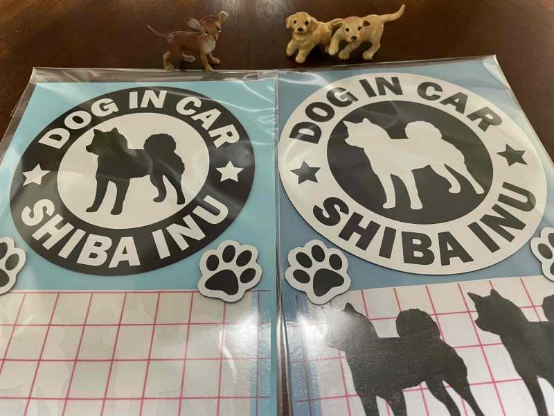【柴犬】黒と白のマグネットステッカーを比較します