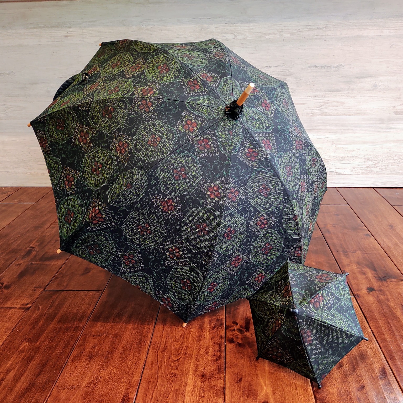 緑の大島紬の日傘