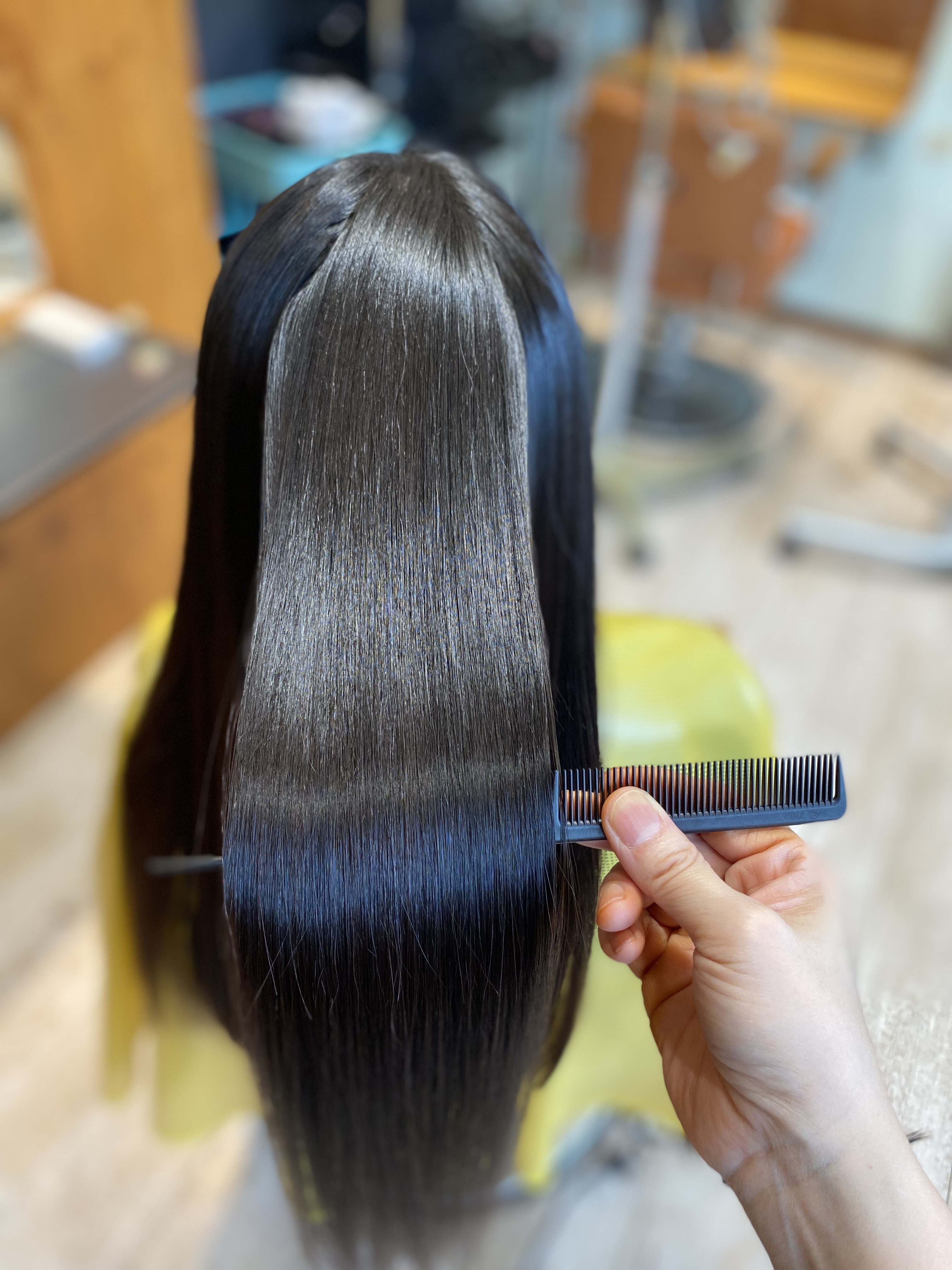 「縮毛矯正とヘアケアの関係｜なぜアイロンは髪を傷めるのか？」