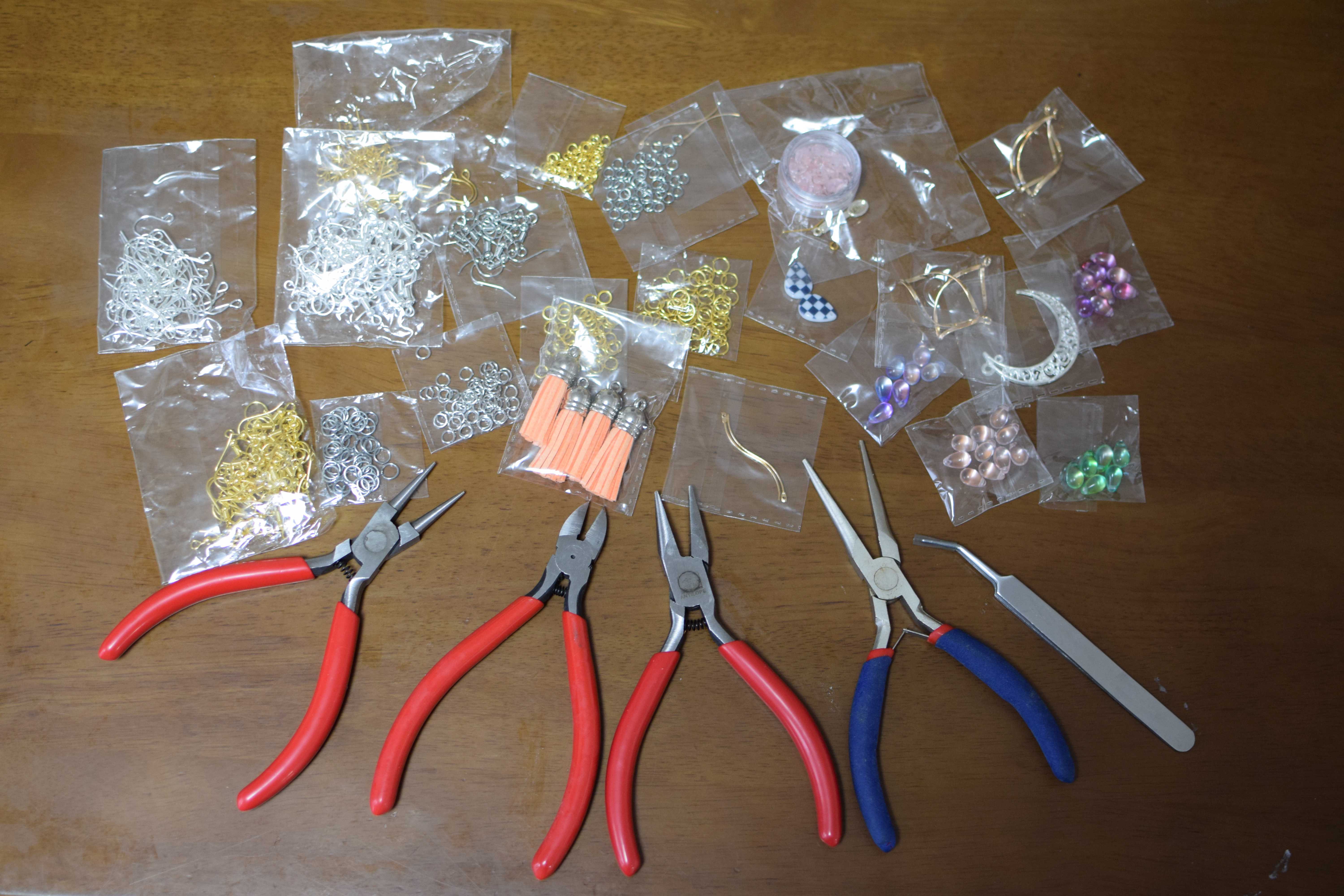 姉から、アクセサリーパーツと工具を譲ってもらいました♡