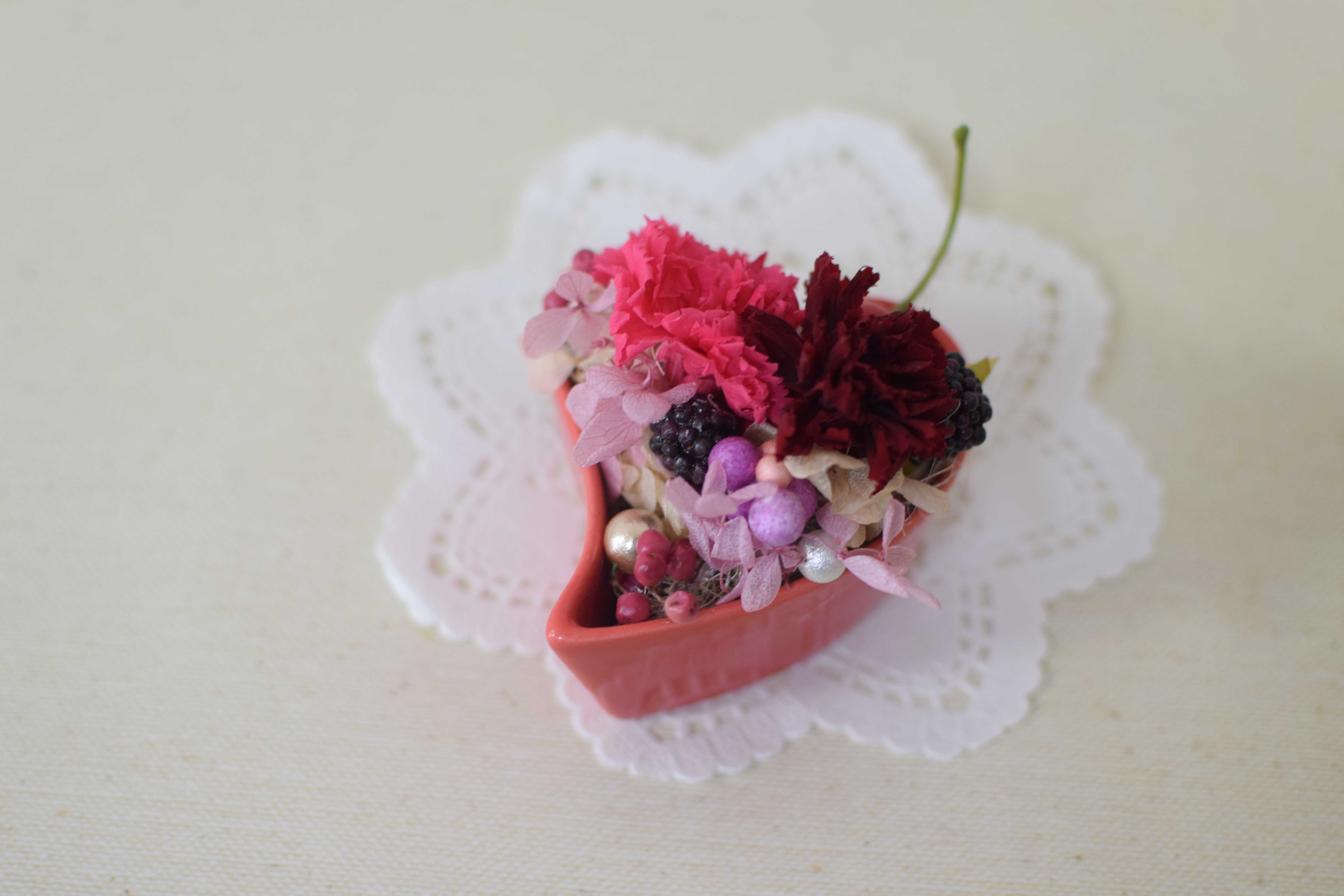 プリザーブドフラワーを使って、お花のケーキを作っています🌸