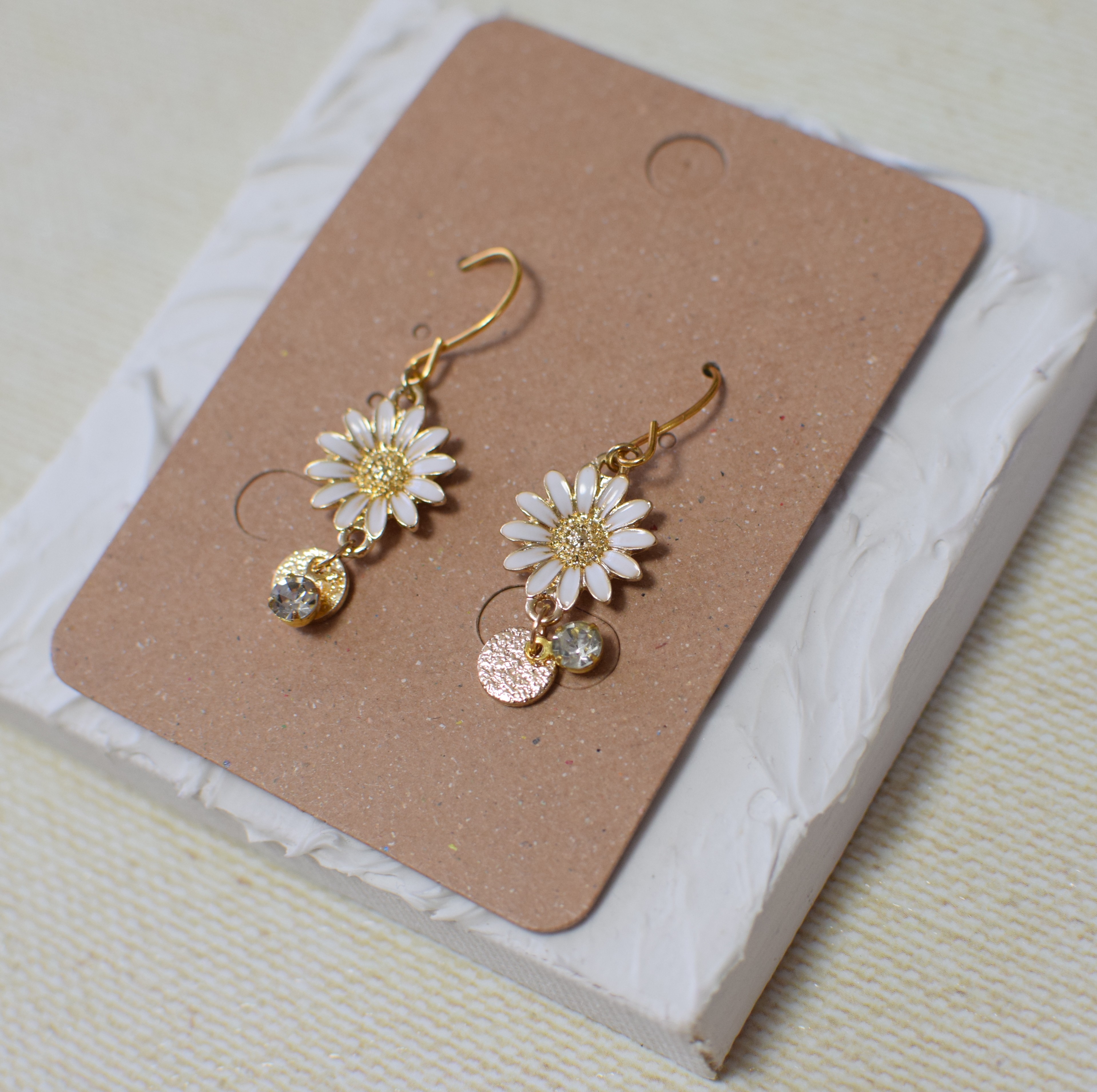 ホワイト・マーガレットのピアスを作っています♡