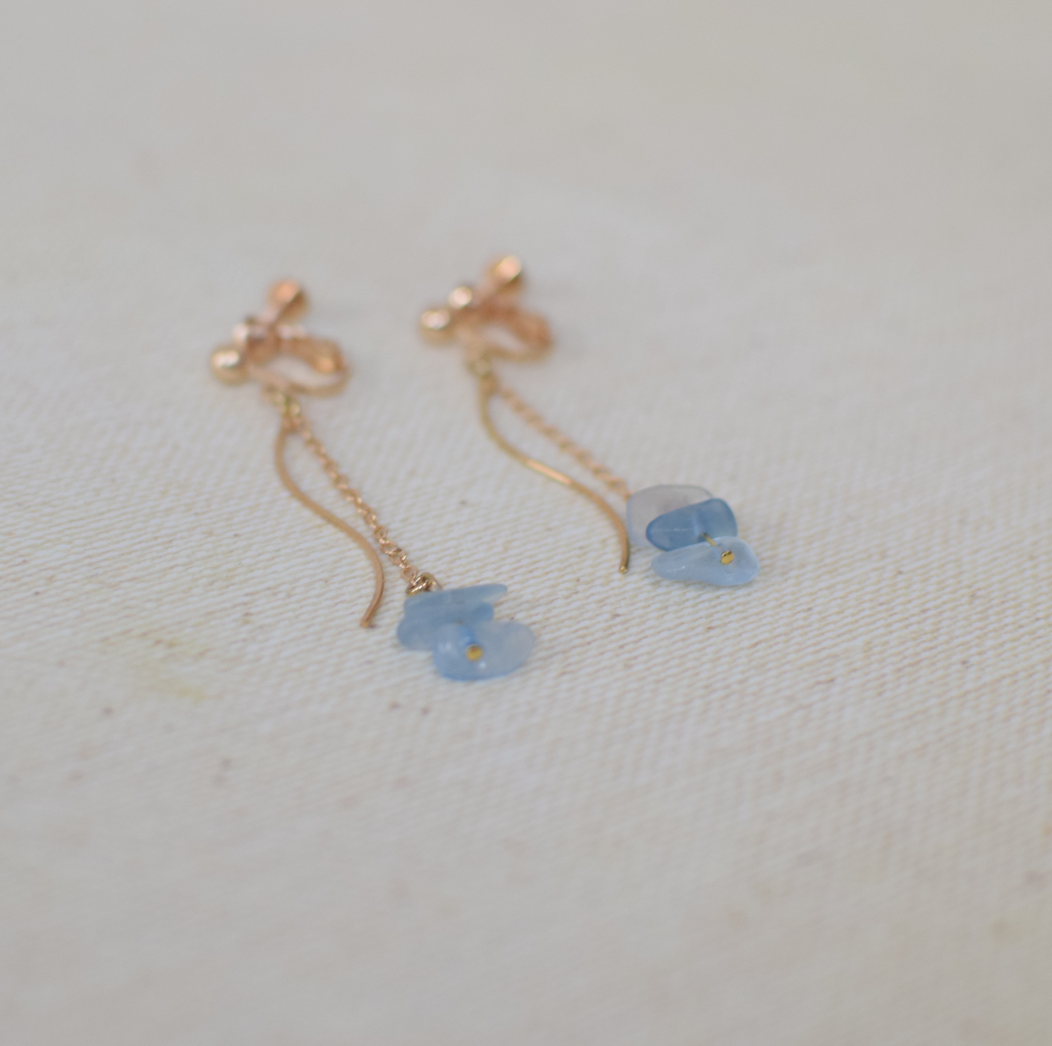 天然石のさざれ石を使って、イヤリングを作っています♡
