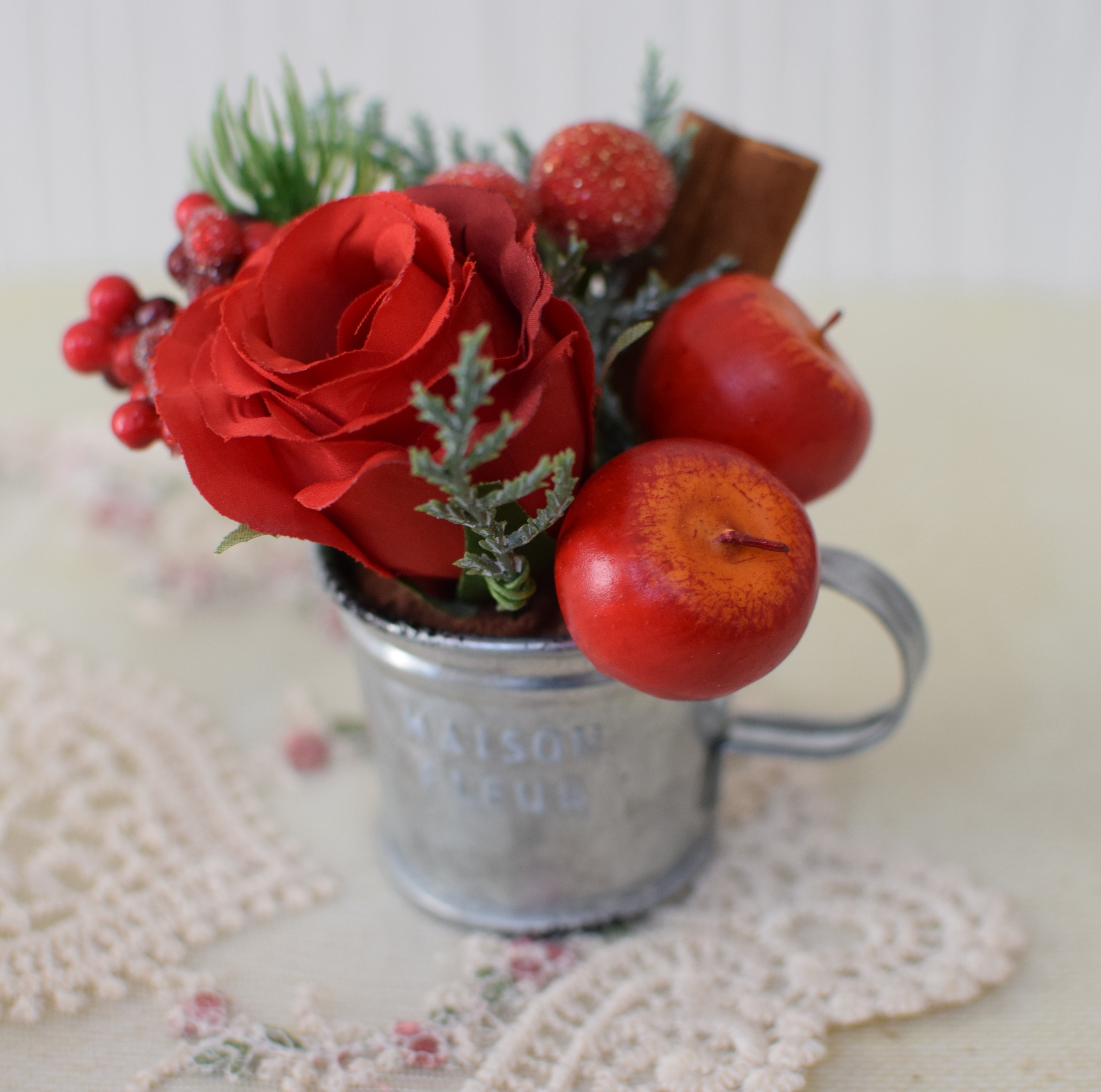 クリスマスのフラワーアレンジメントを作っています♡