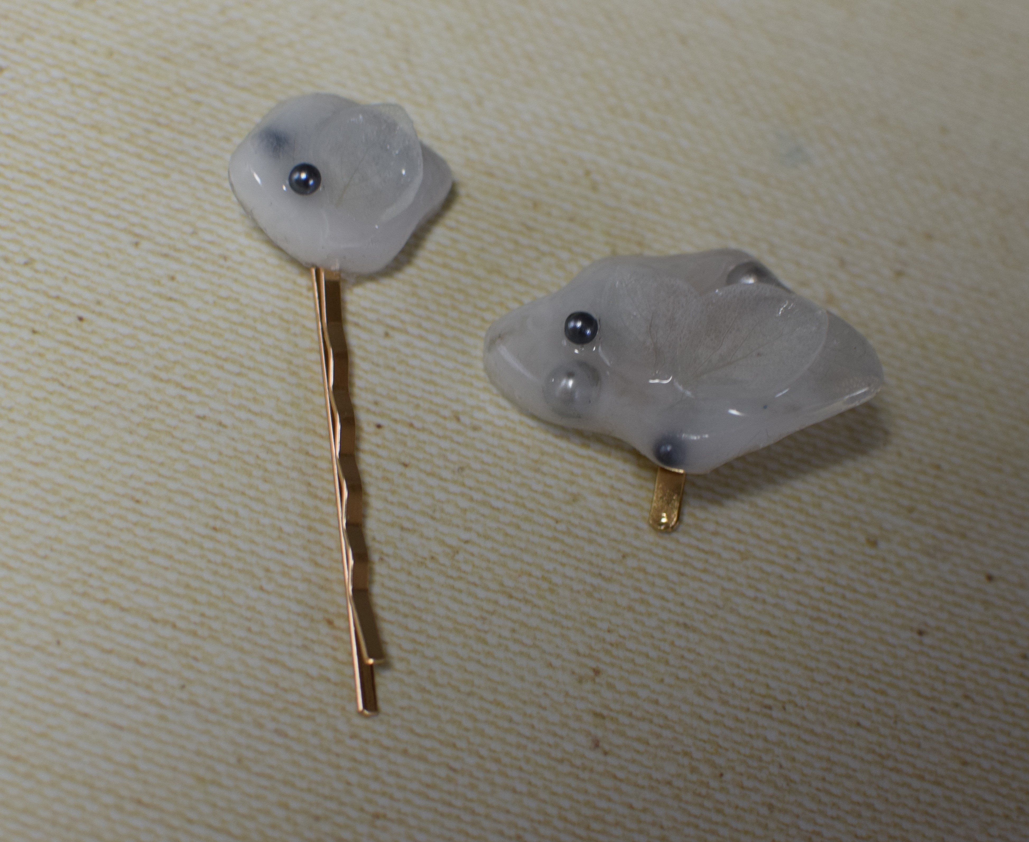 フラワーとレジンを使って、夏のヘアアクセサリーを作っています。