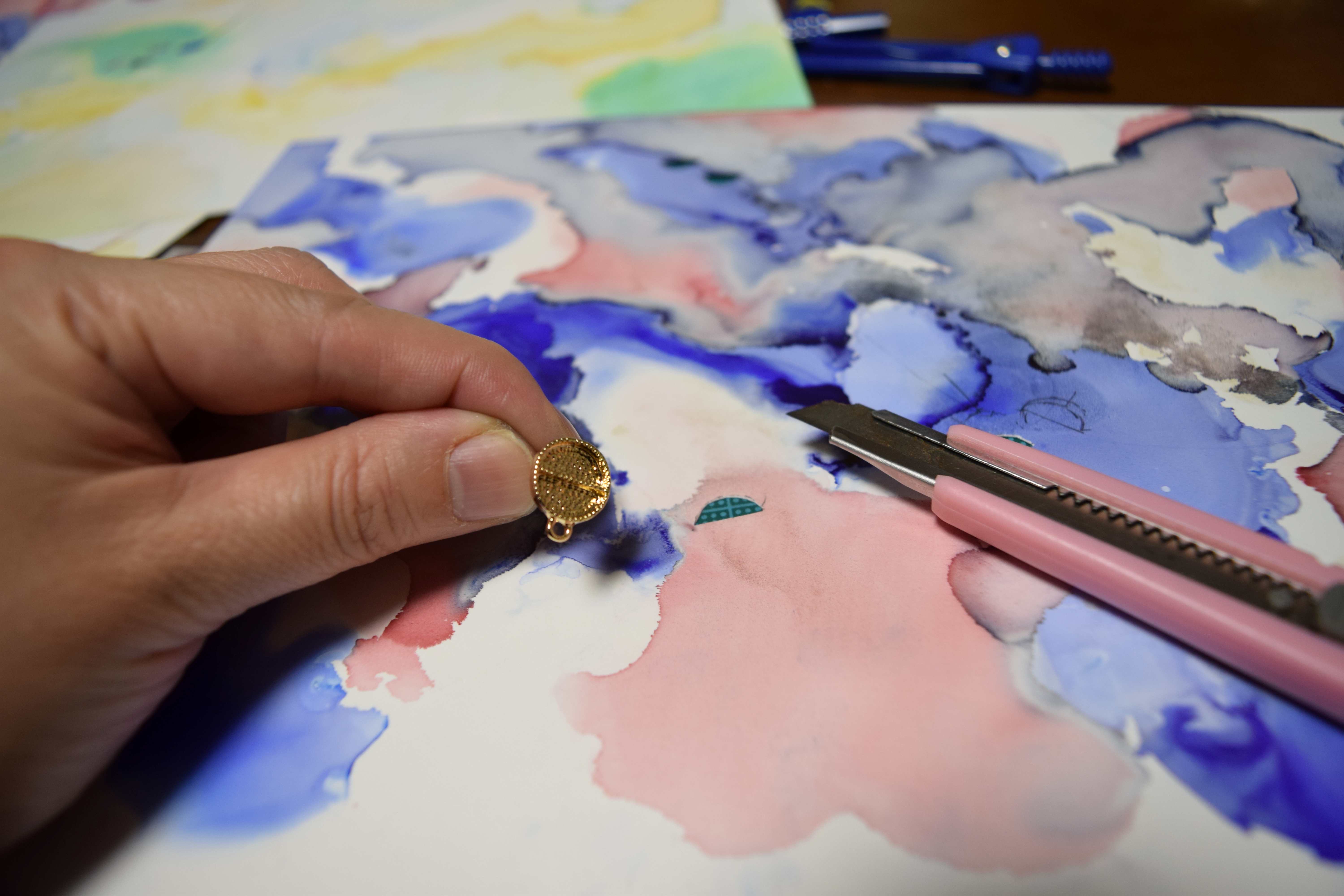 アルコールインクアートのピアスを作っています♪