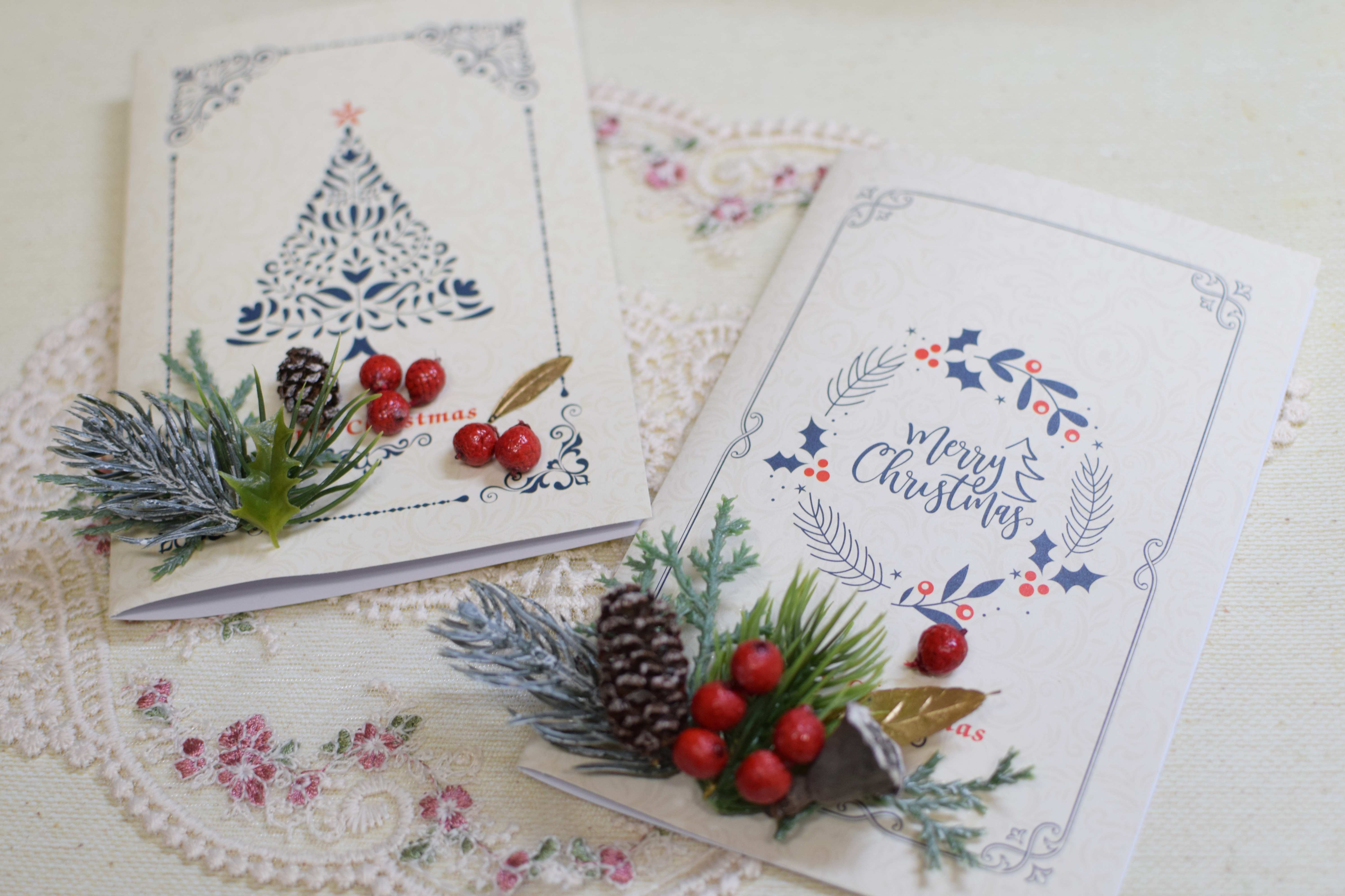 クリスマスカードの準備をしています♪