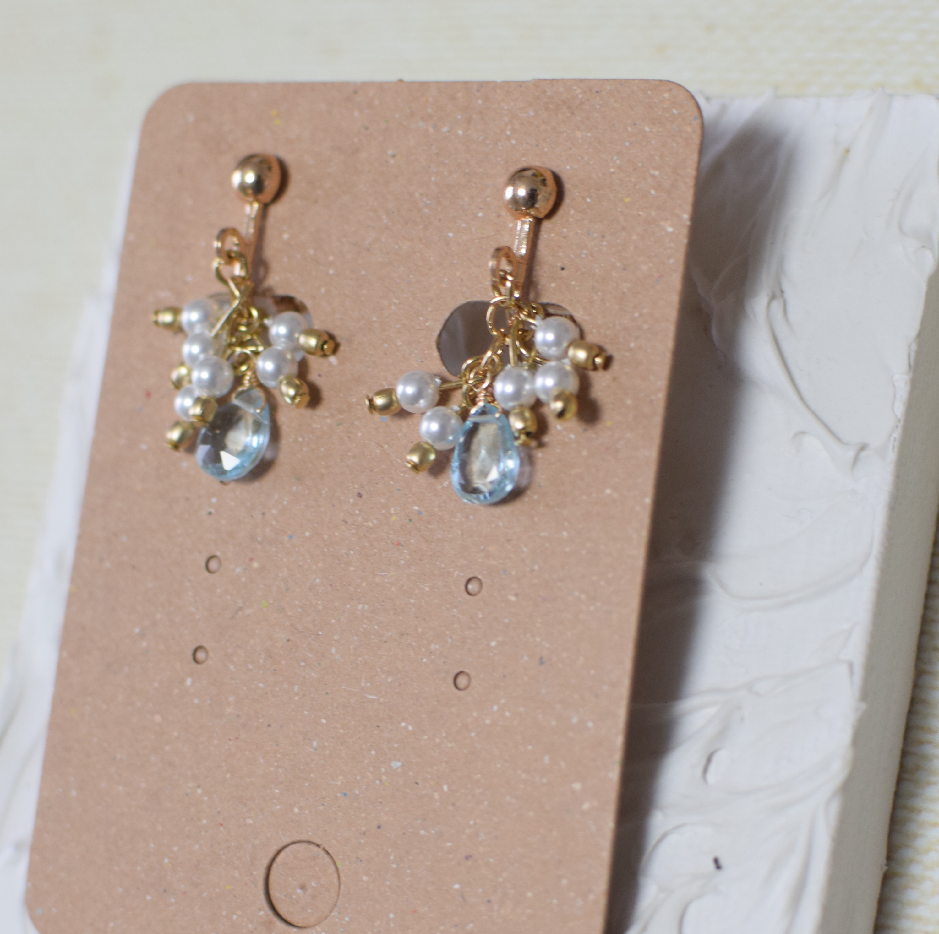 天然石スカイブルートパーズとパールビーズを使って、イヤリングを作りたいと思います♡