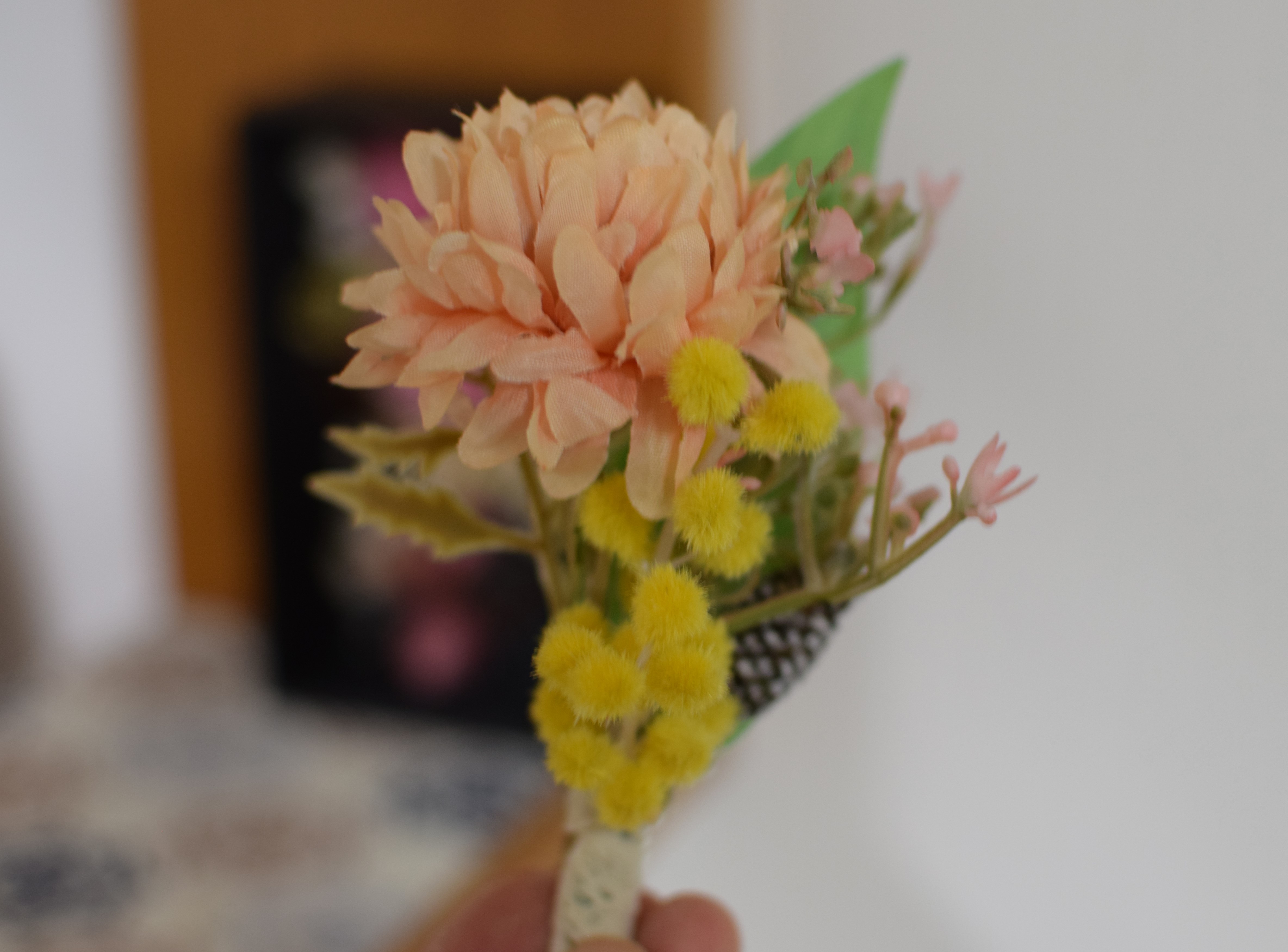 玄関に飾るミニブーケを作っています！