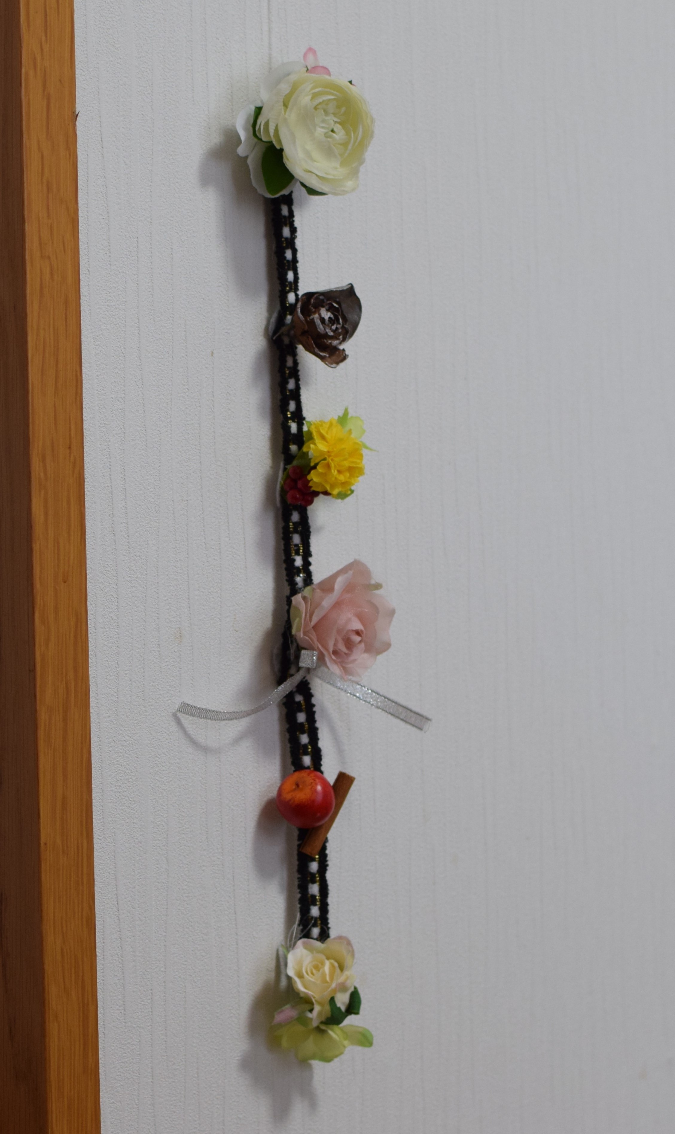 お花とリボンのガーランドを作っています！