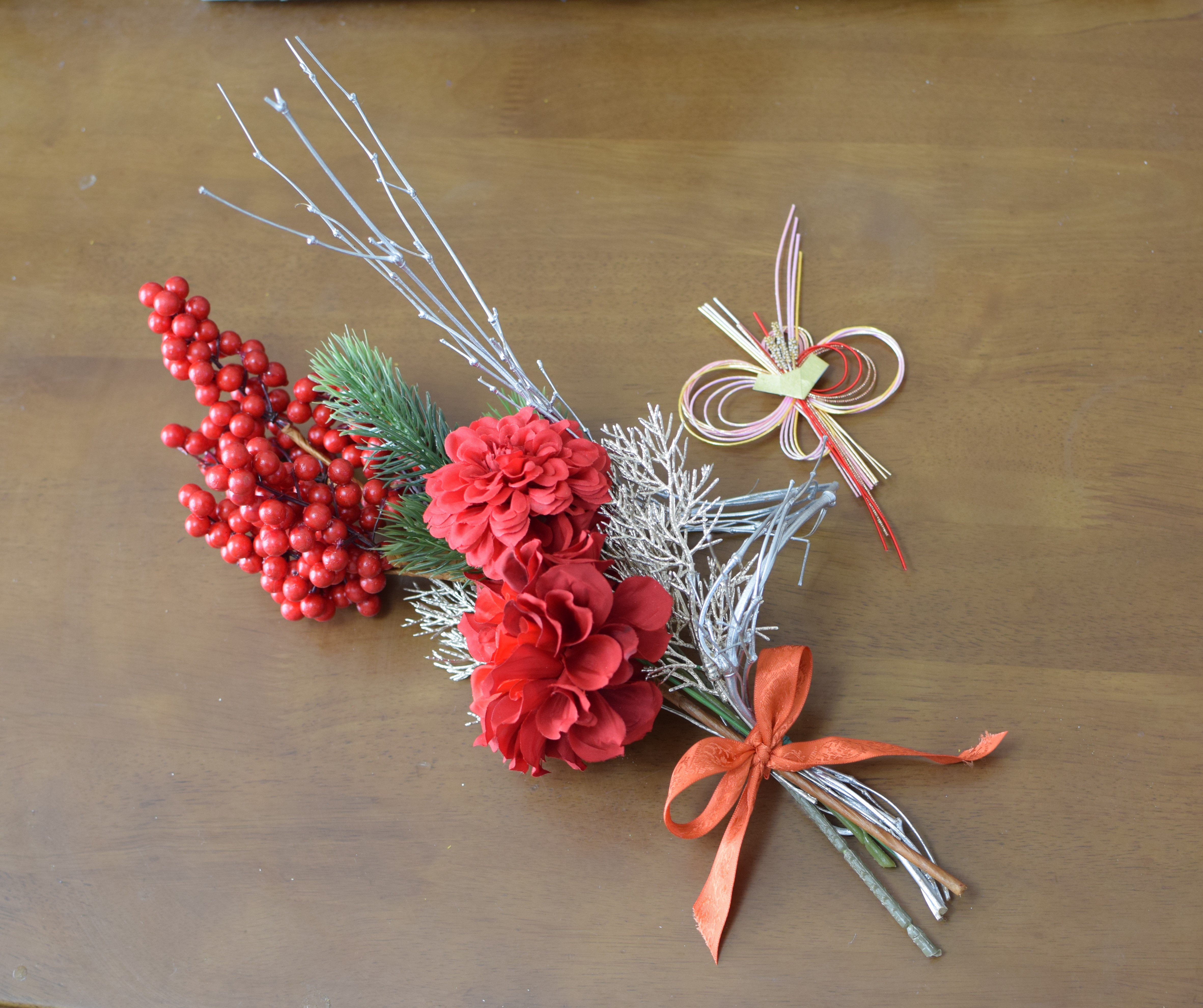 クリスマス・お正月のフラワーアレンジメント、ブーケを作っています☆