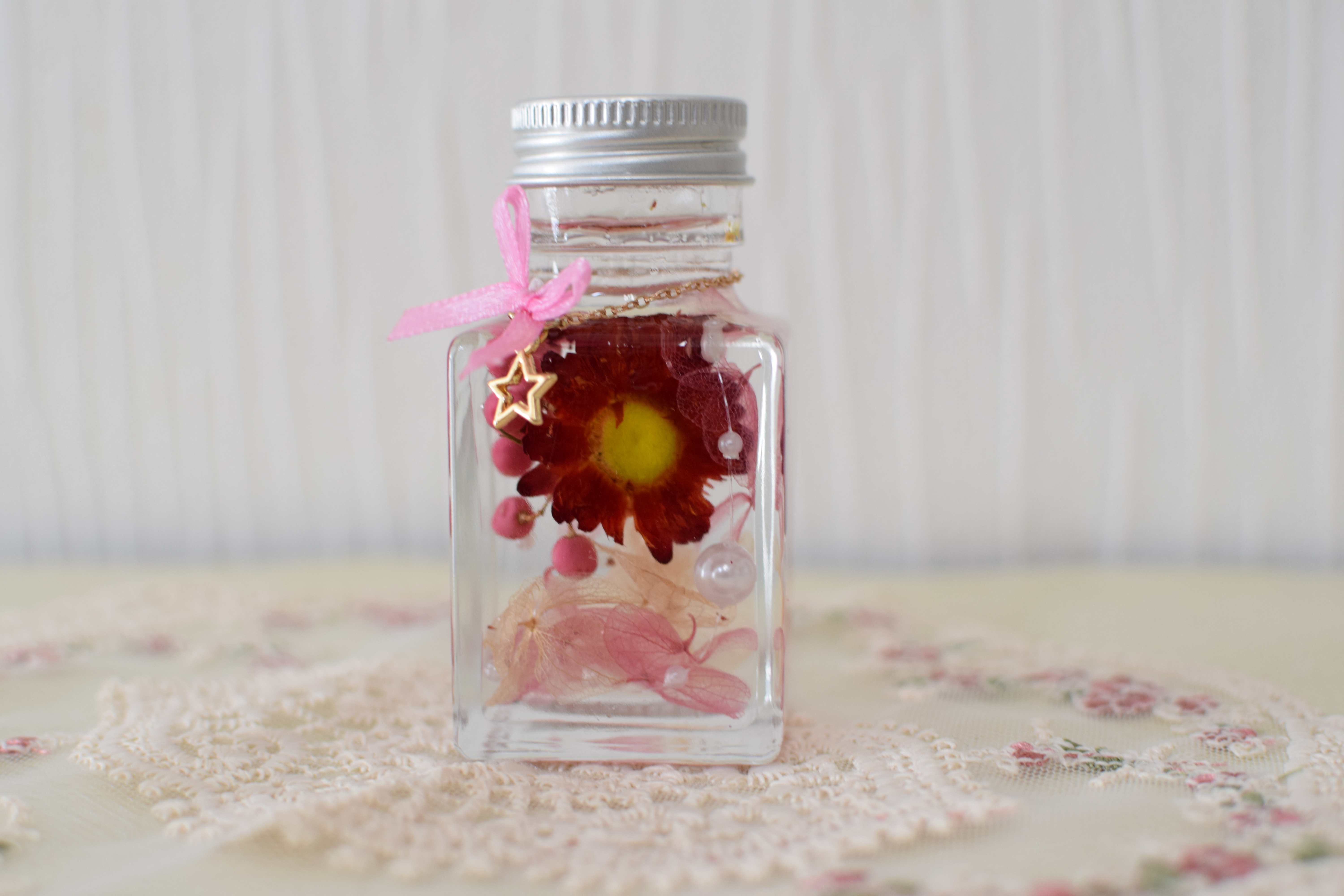 ミニサイズのピンクのお花のハーバリウムを作っています♡
