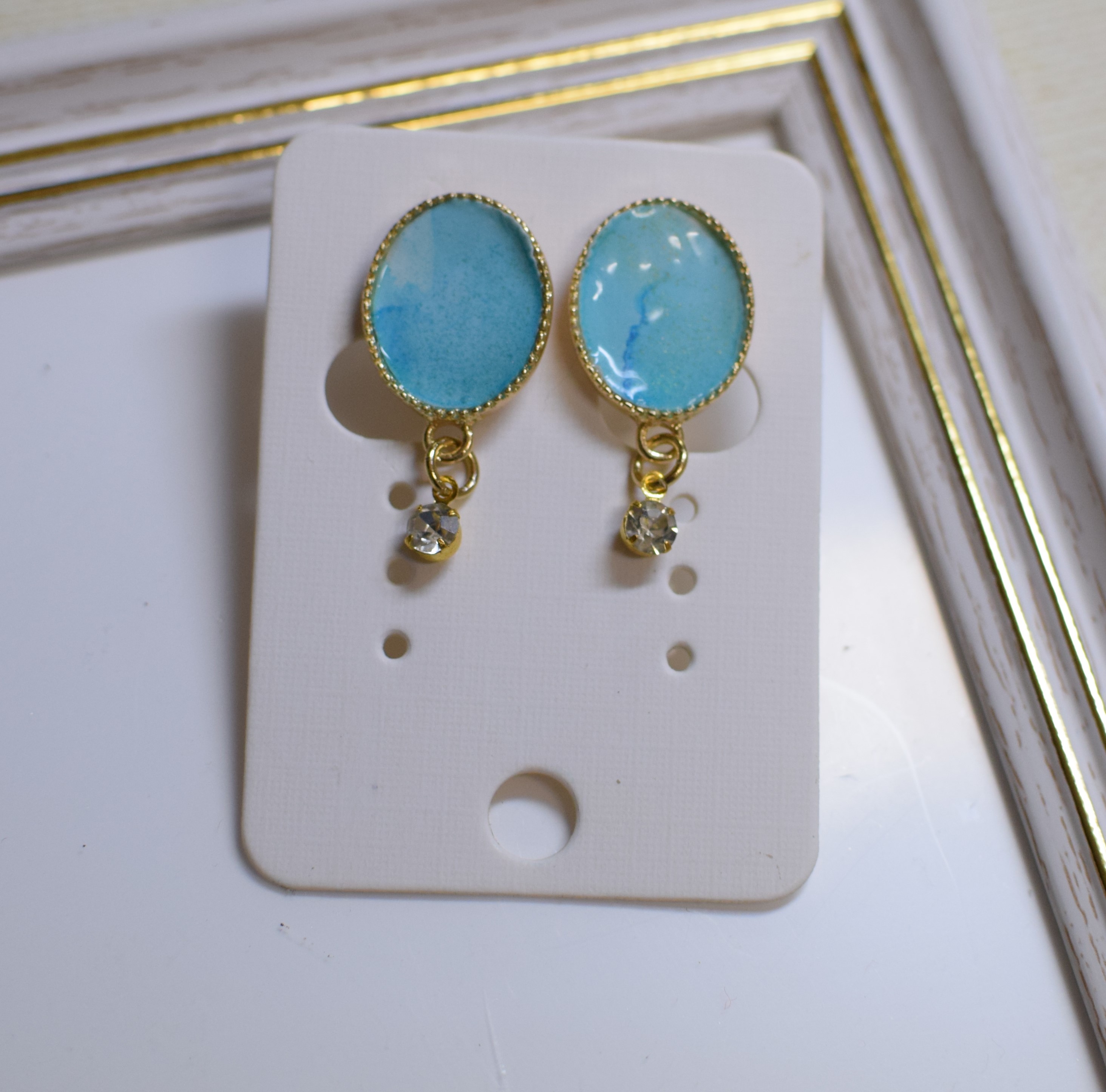 アルコールインクアートでラウンド型イヤリングを作っています！