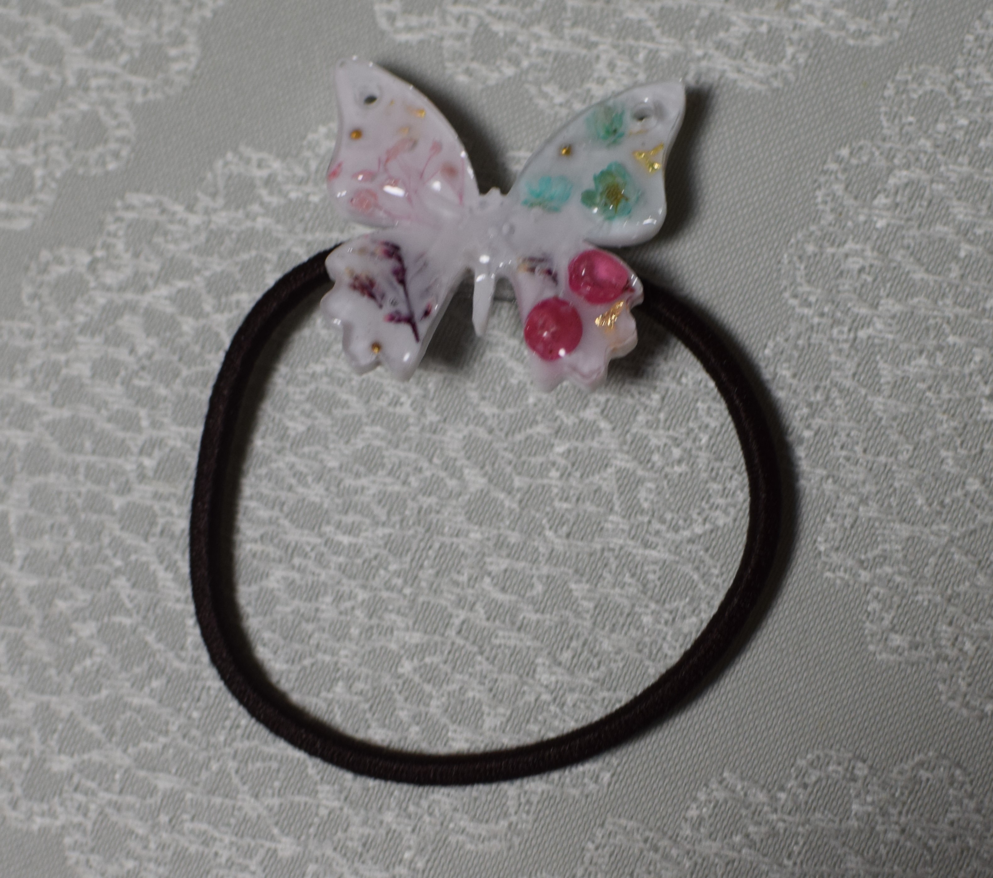 レジンとプリザーブドフラワーで、蝶のヘアゴムを作っています♪