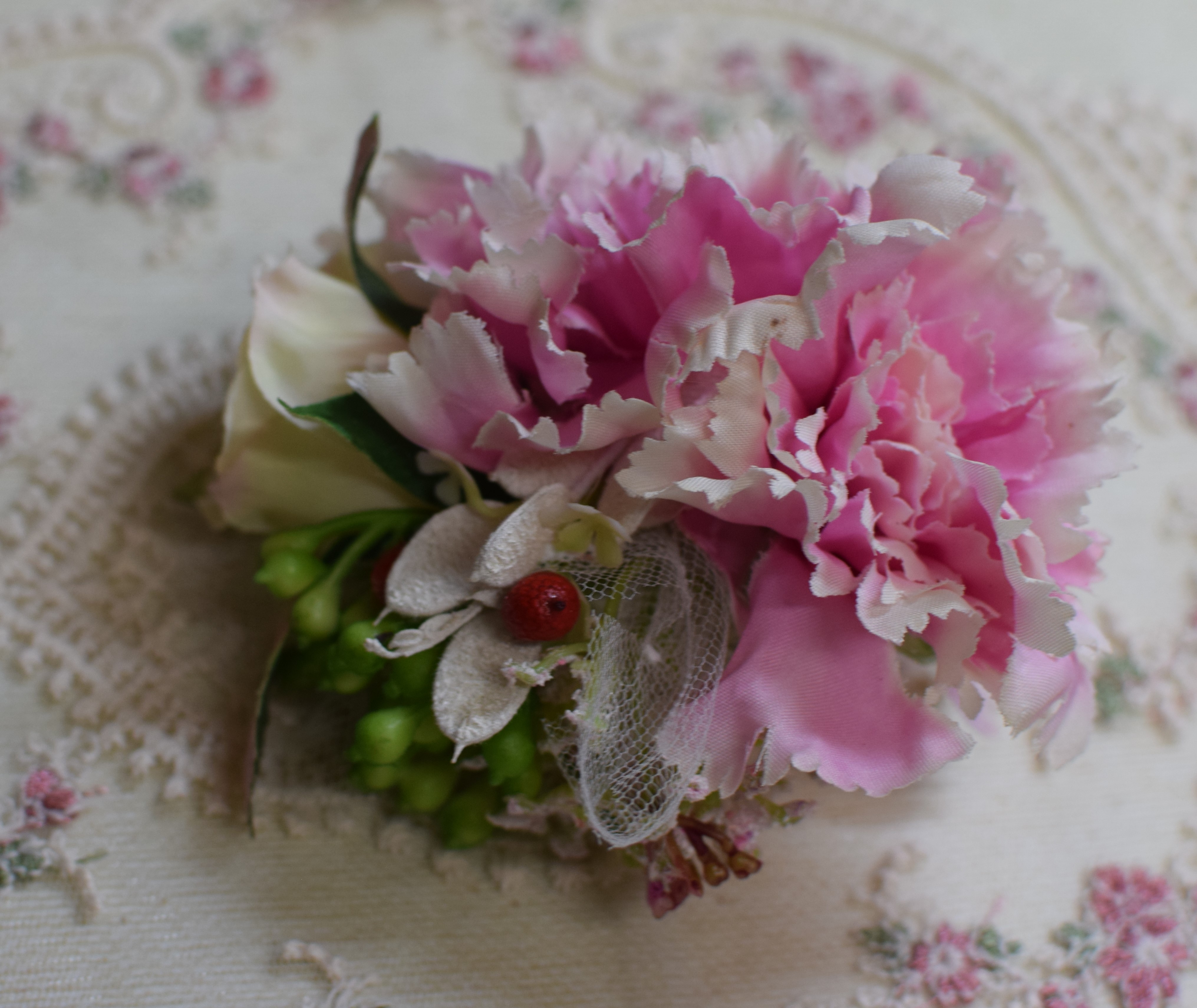 カーネーションのコサージュを作っています♡