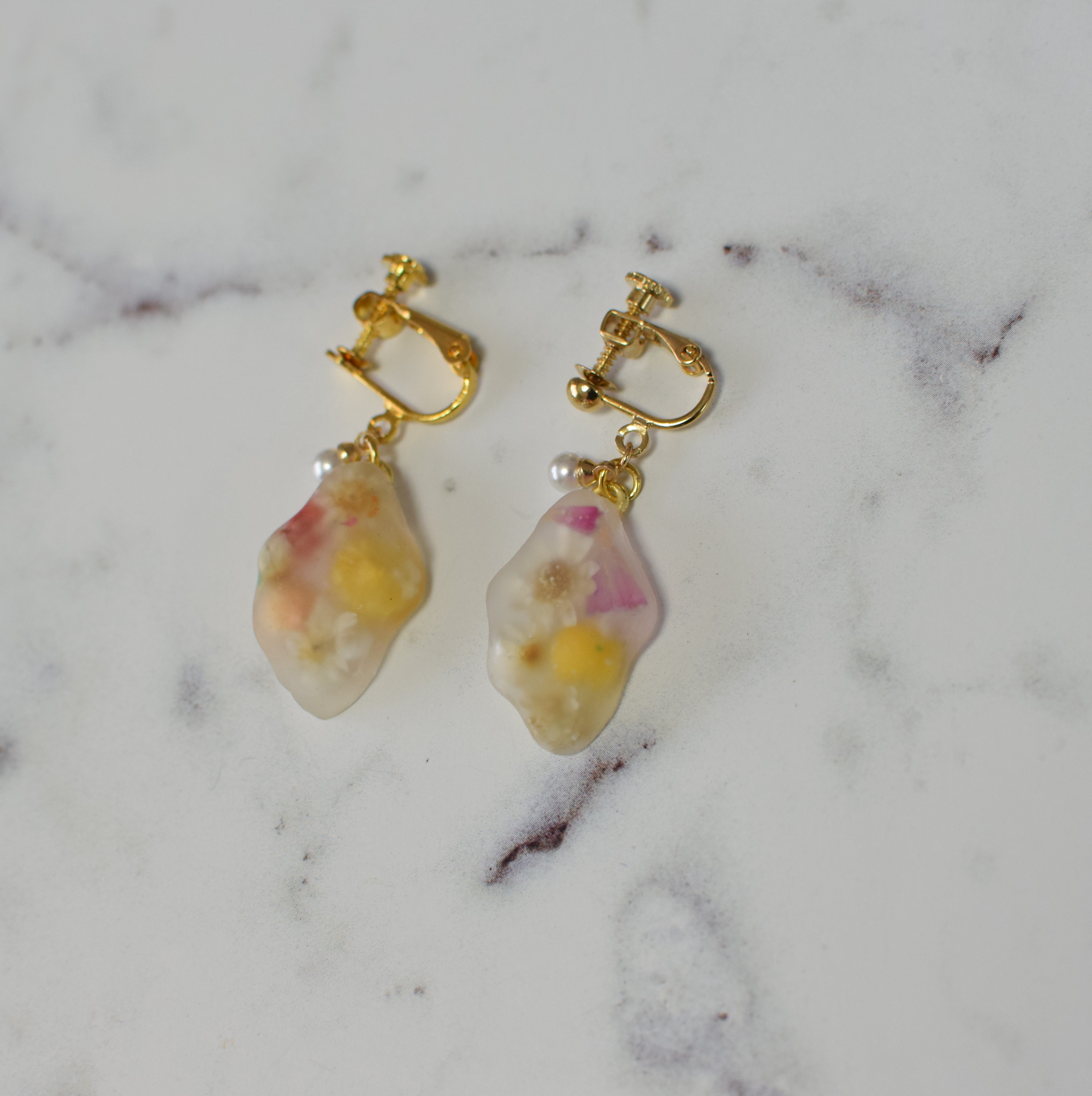 レジンで、「お花の鉱物風イヤリング」を作っています。