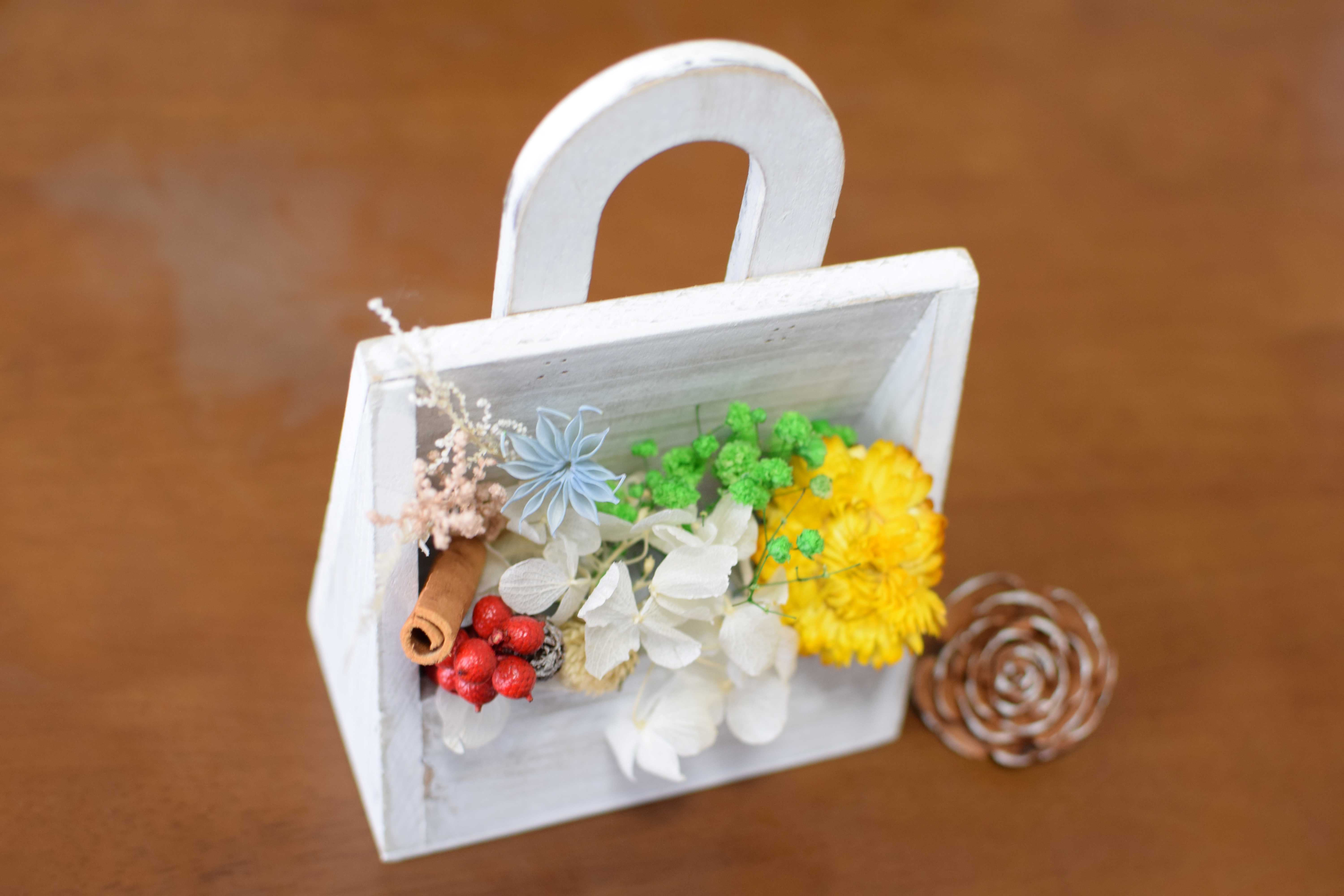 ウッドボックスのフラワーアレンジメントを制作しています。