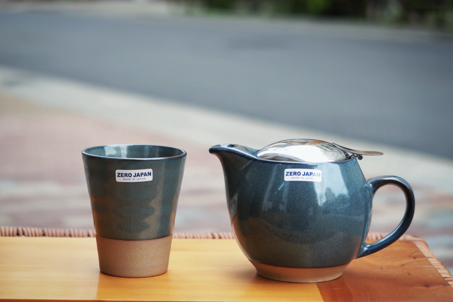 ティーポットとフリーカップ