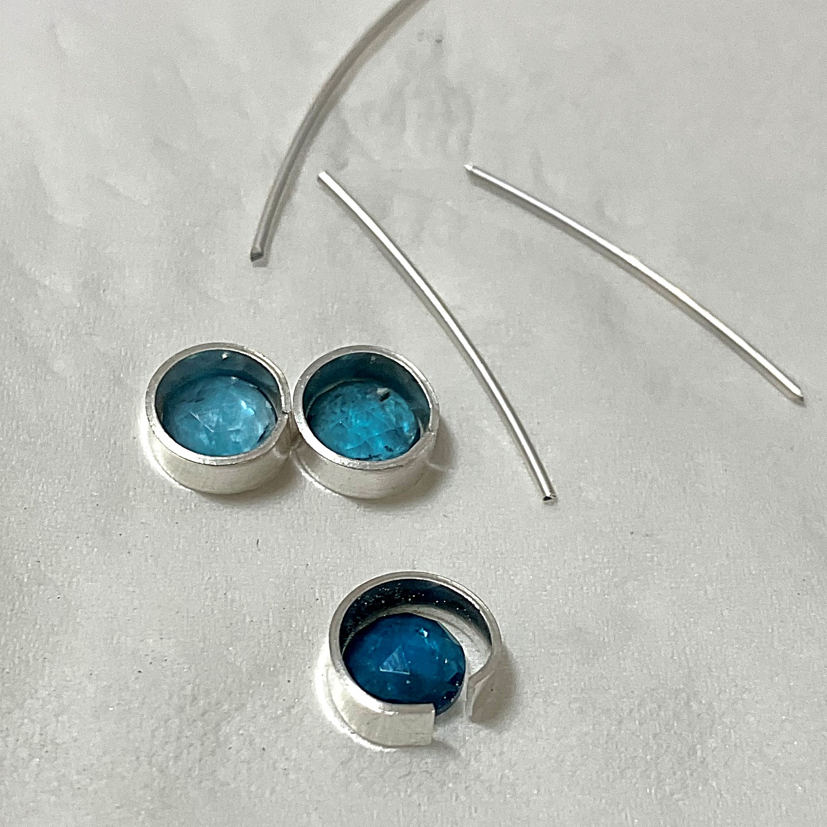 ネオンブルーカイヤナイトのアクセ制作中