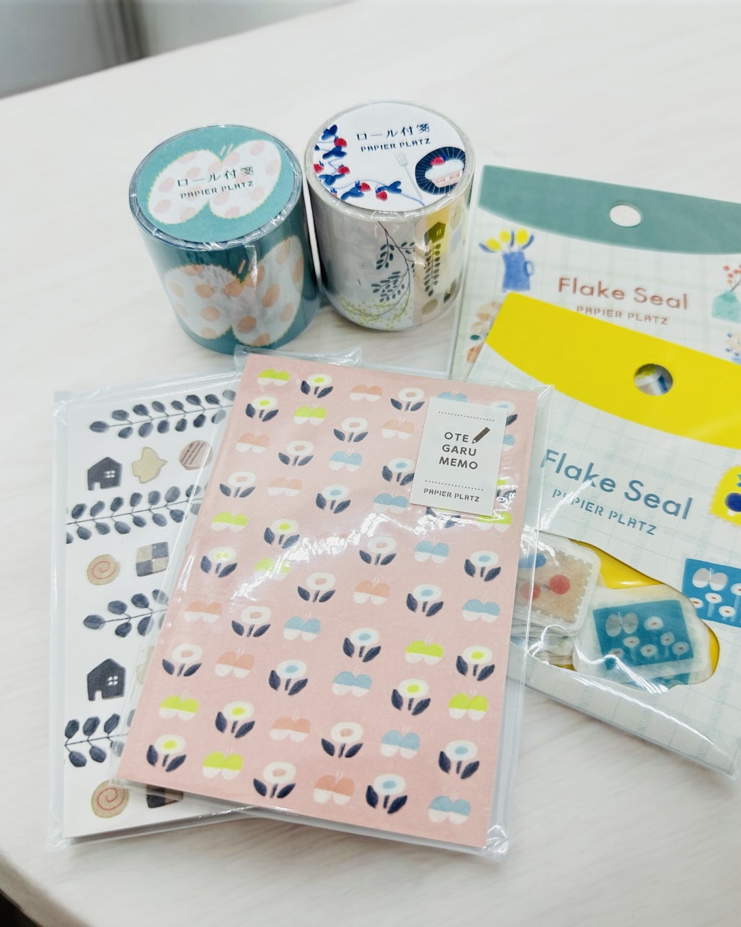 パピアプラッツのナカノエミさんデザインのフレークシール、ロール付箋、メモ、販売中です✨