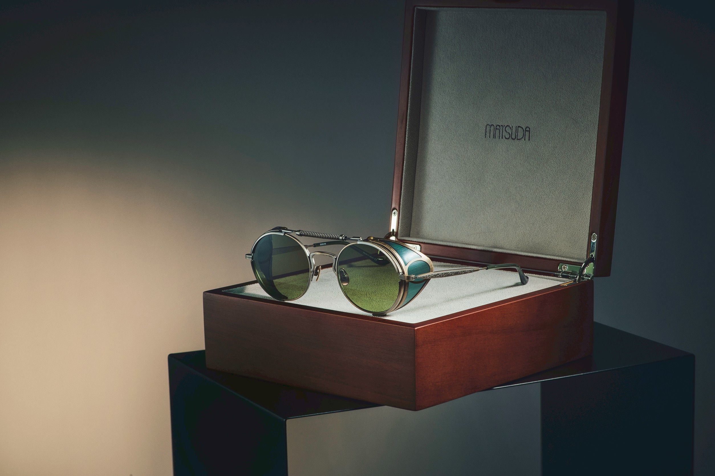 一年の節目にふさわしい『超高級眼鏡』3選