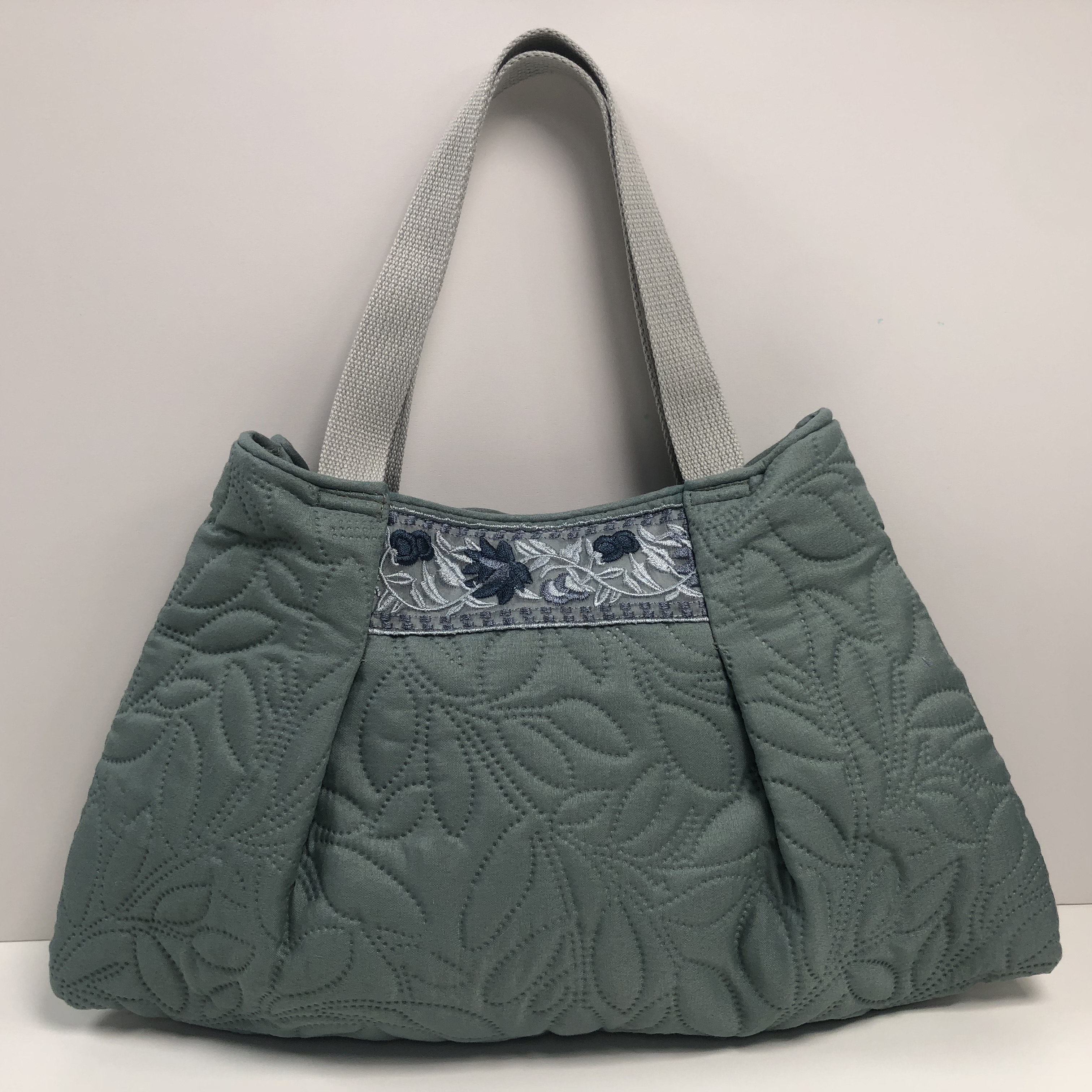 YouTubeでアイディアをご紹介させて頂いたクッションカバーと刺繍リボンで作ったバックです💙