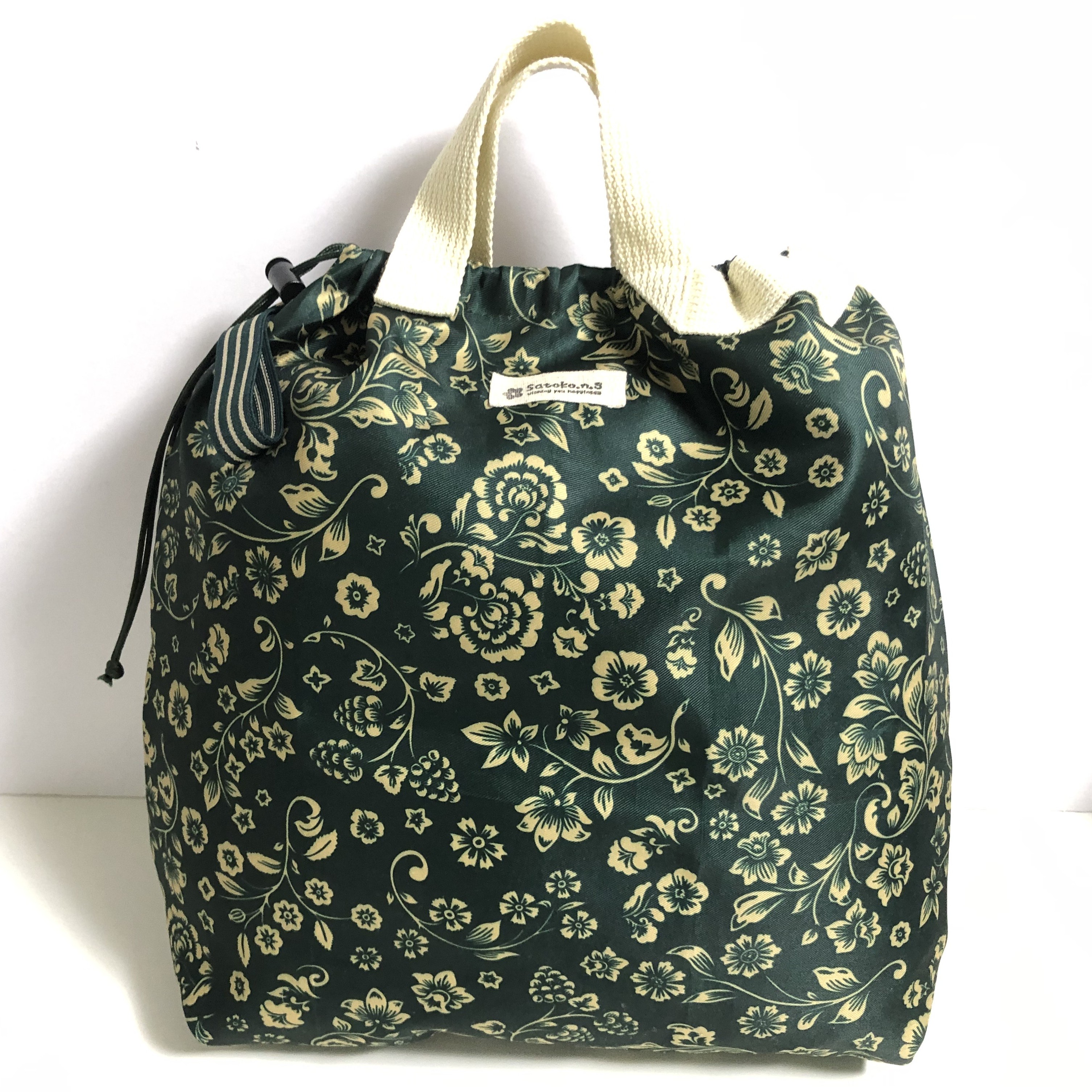 100均セリアのミニカーテンで作りました!軽くてコンパクトに畳めて、でとっても便利です💚