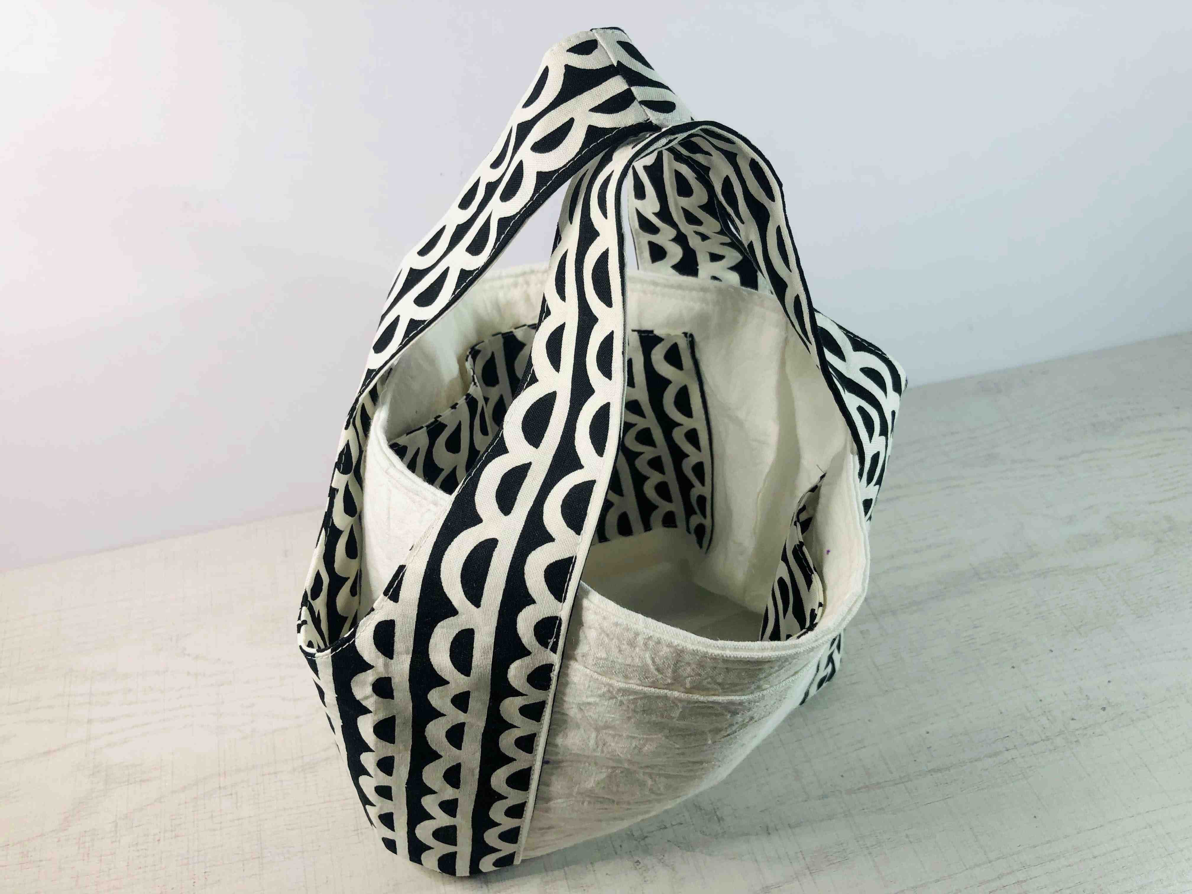 小さなポケットいっぱいのバックです