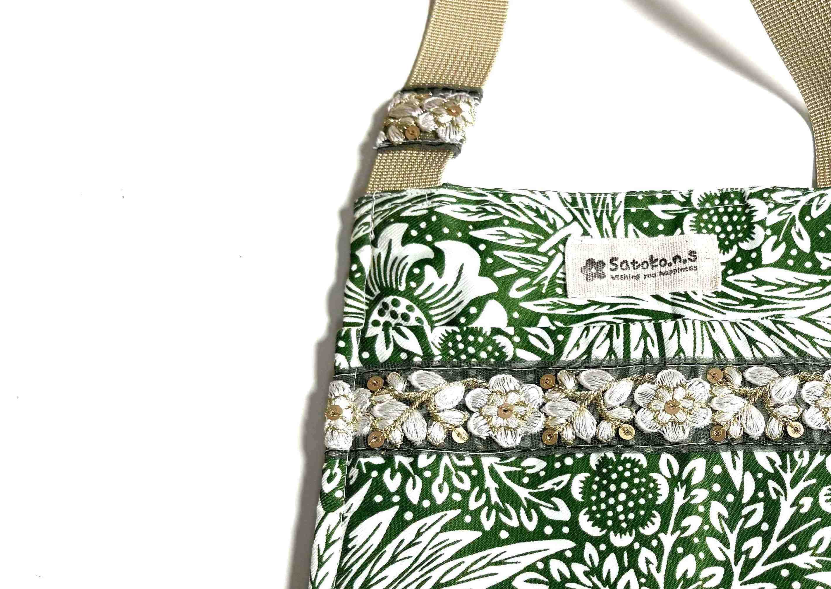 刺繡リボンの花や葉の形が布地の柄といい感じにマッチして素敵です💚