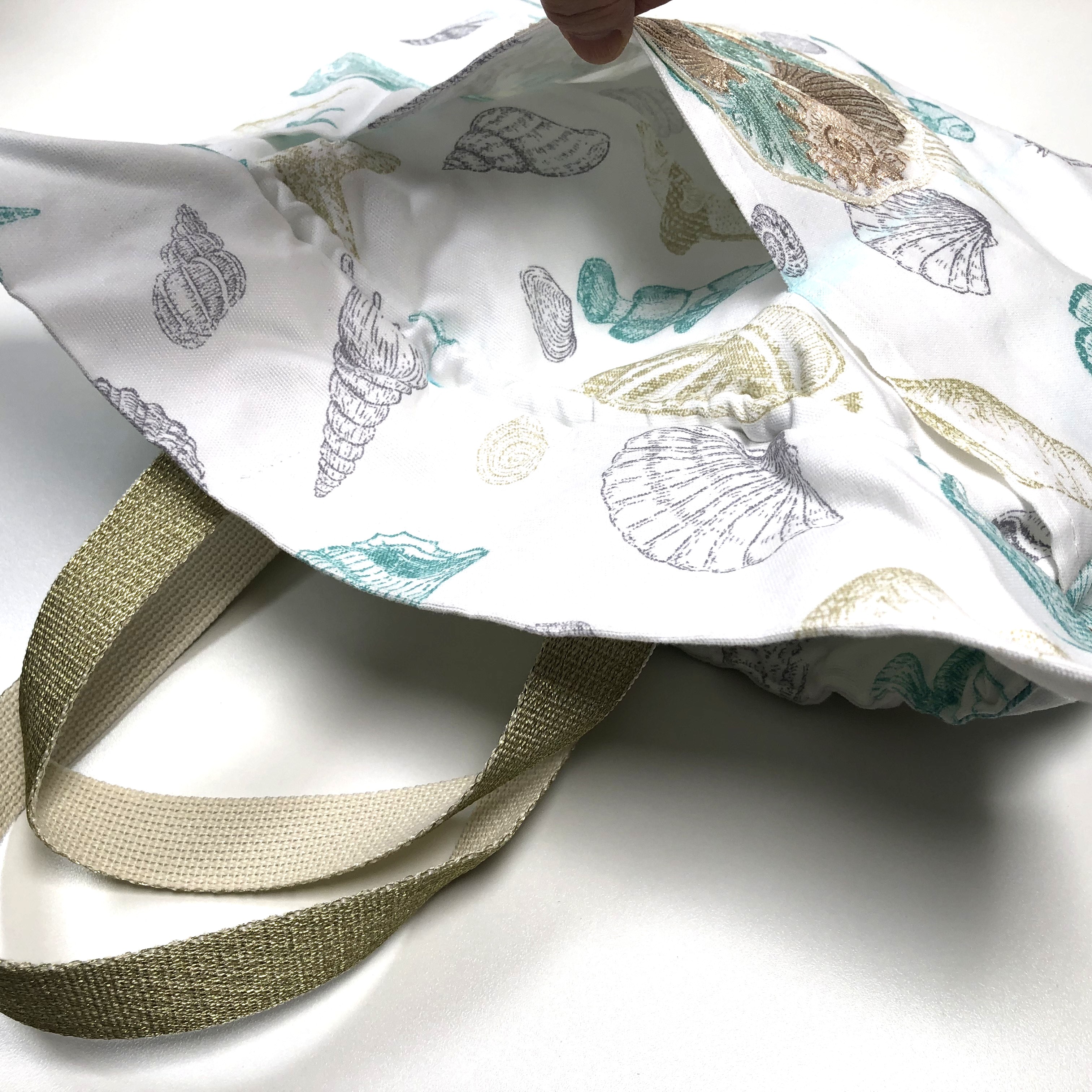 巾着風でかわいいエコバック!普段使いもできそうです!外側のフリルの下に隠れたポケットがついてま💙