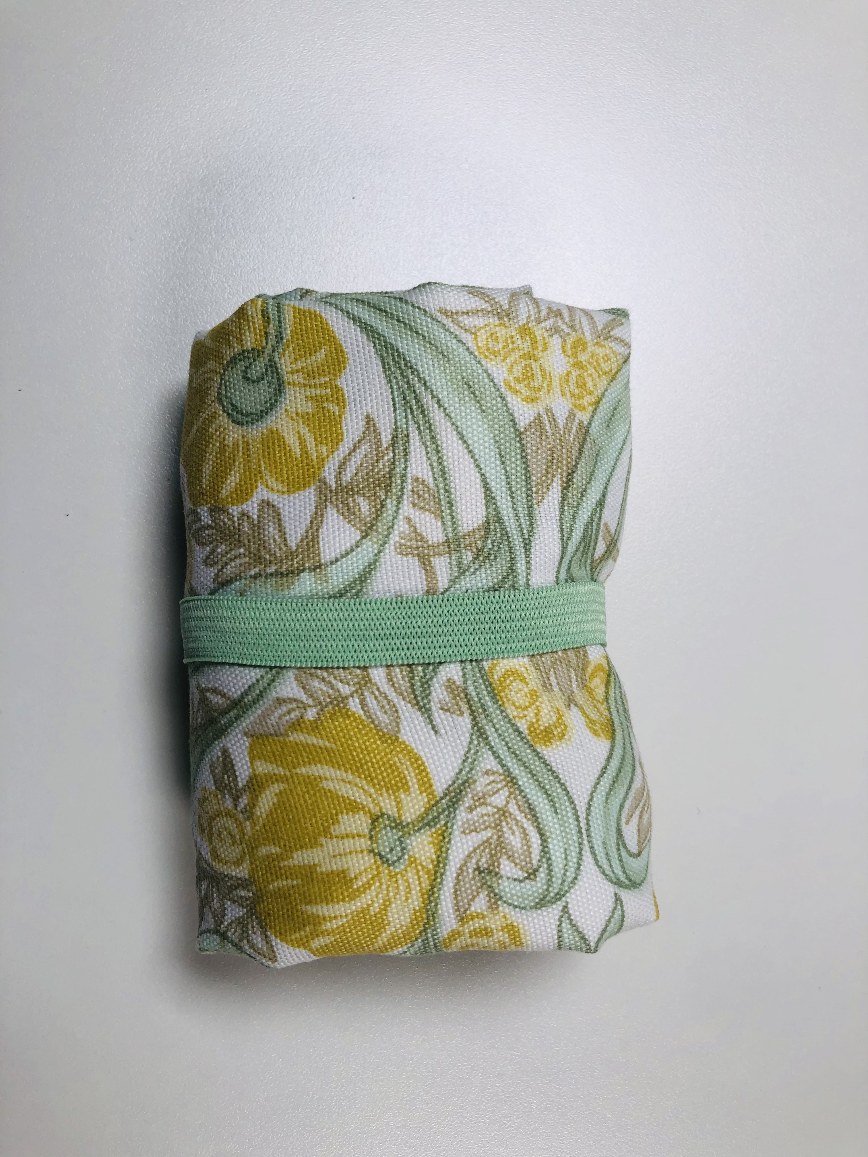 2通りの使い方が出来る!便利なエコバックです。たたむとこんなにコンパクトになります