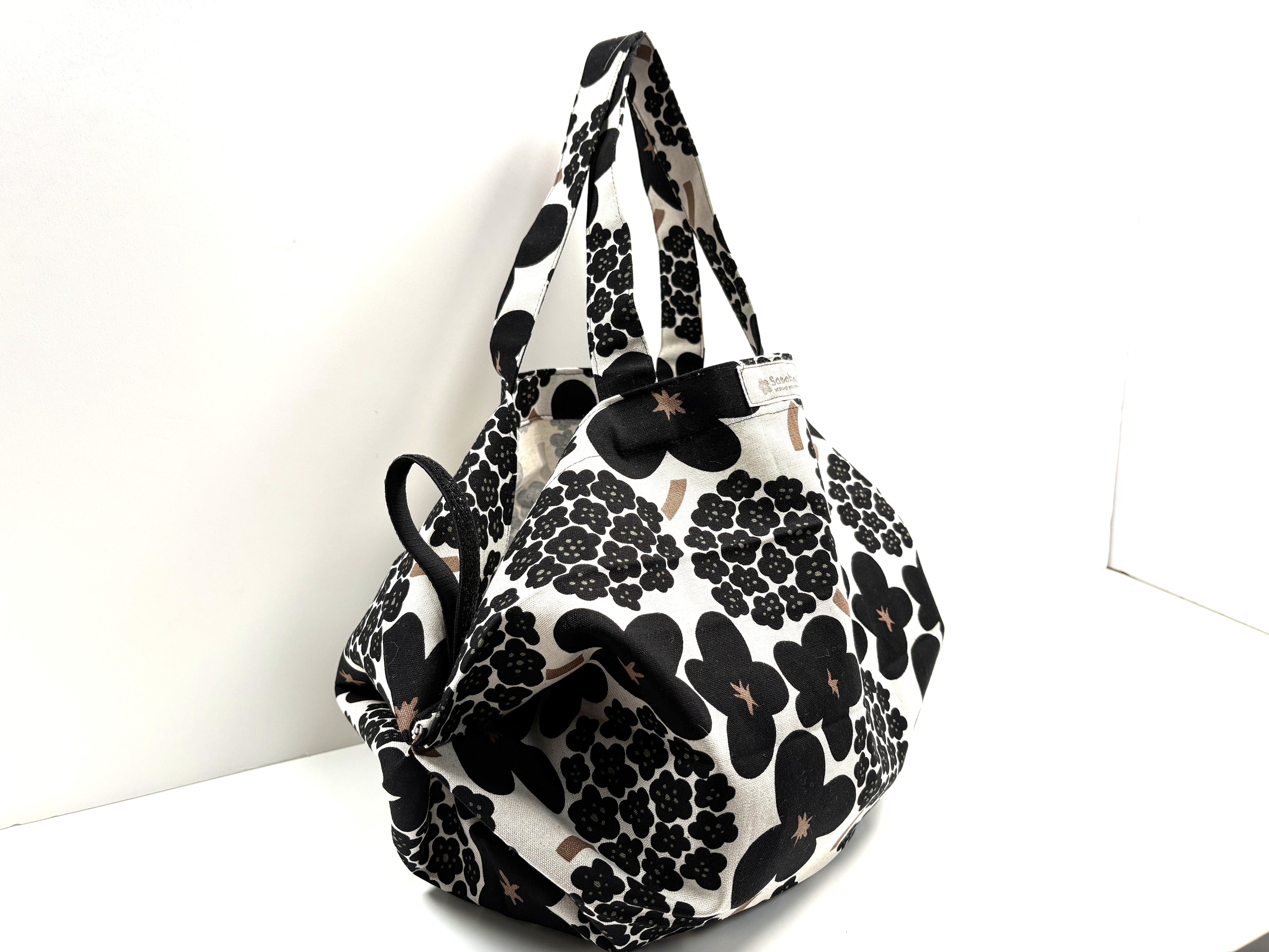 ぱっと畳めて小さくまとまる便利なエコバック‼ シュパコンバックです💕