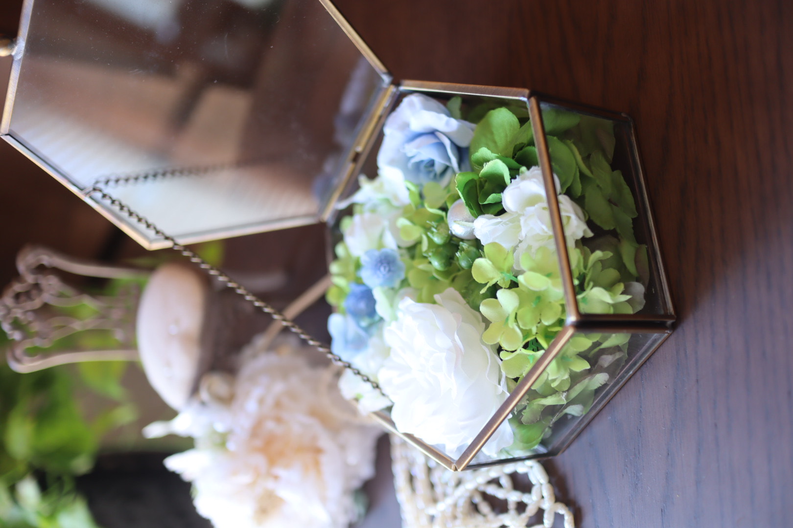 お洒落な六角形のリングピローです。これなら挙式後もお部屋のインテリアとして飾って頂けます。