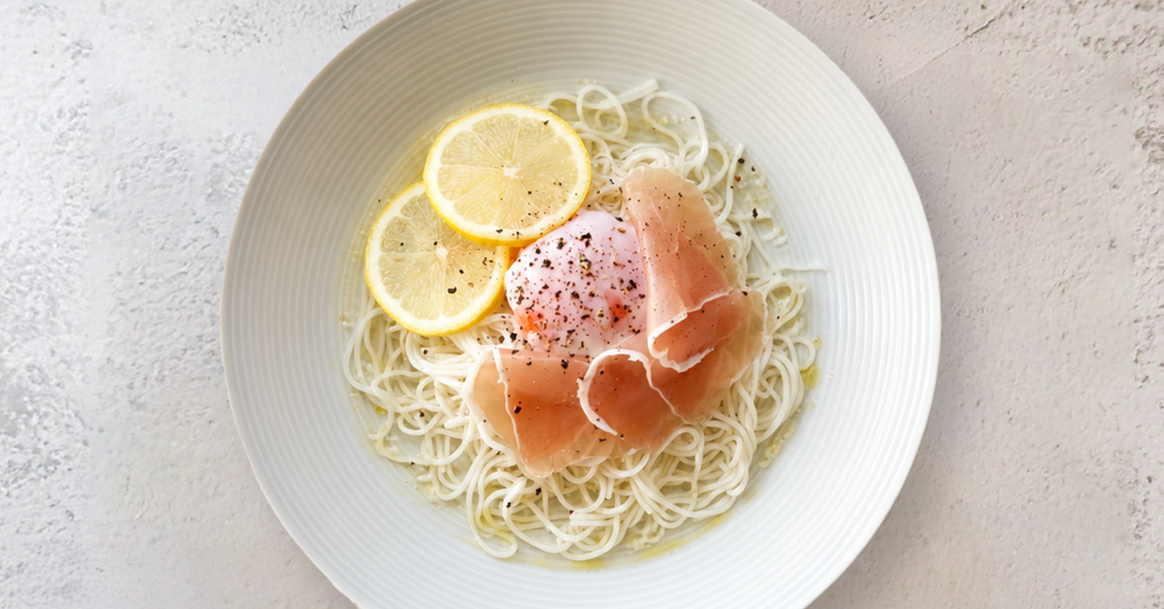 温泉卵と生ハムのレモンそうめん|休日のお昼ごはん