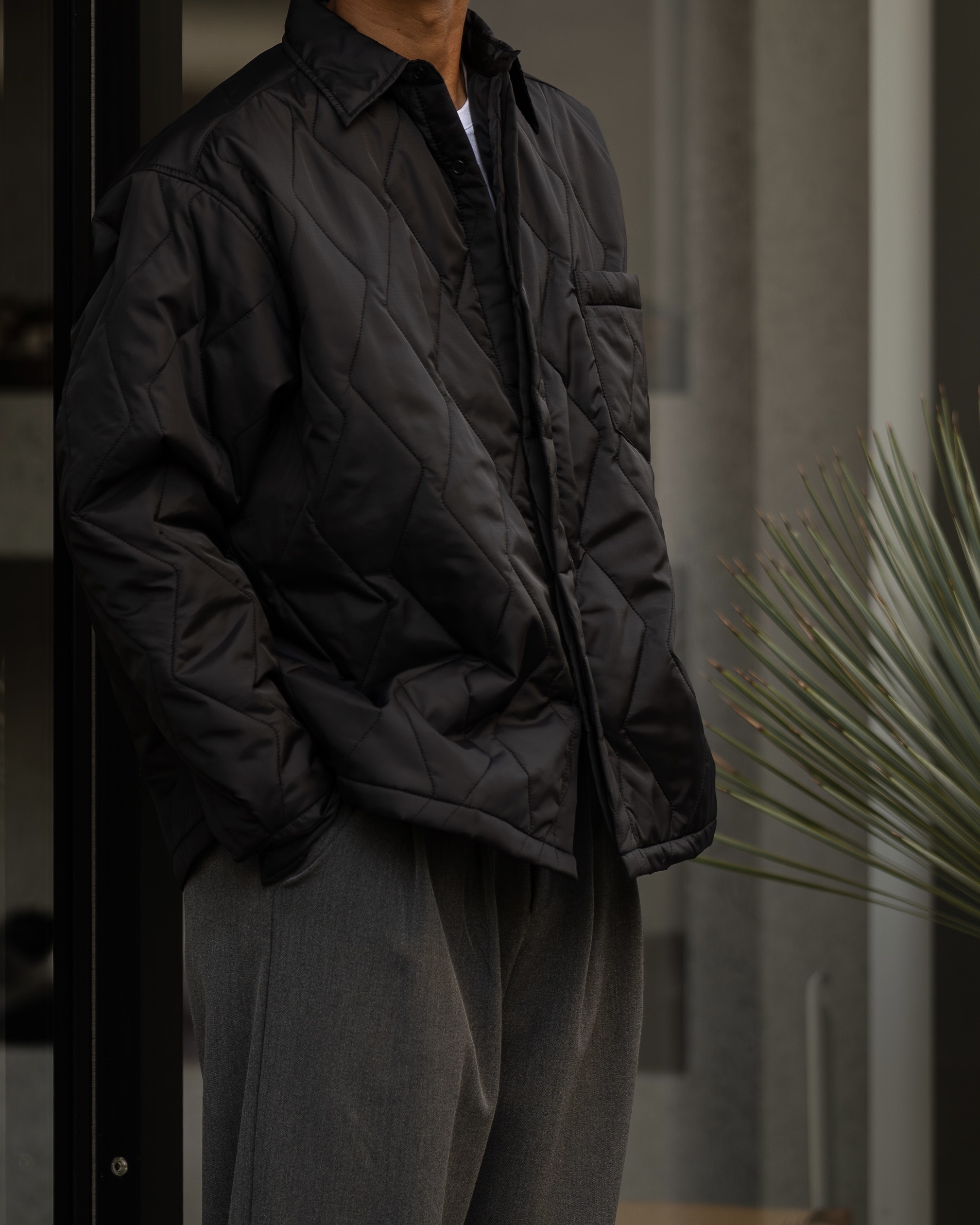 立体感あるキルティングと、シャツのような軽さ。一枚で完結する“ちょうどいい”アウター。