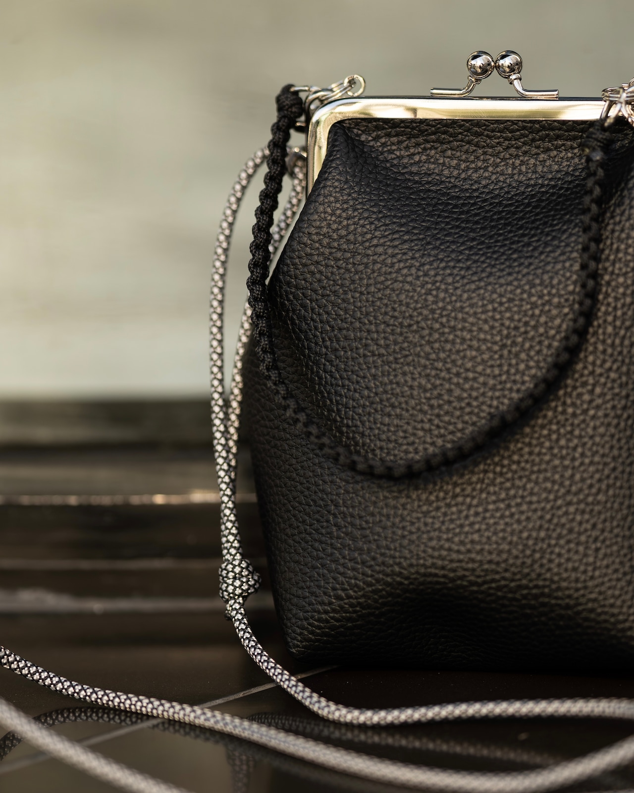 お待たせしました。2Way Kiss Lock Frame Bag、再販。