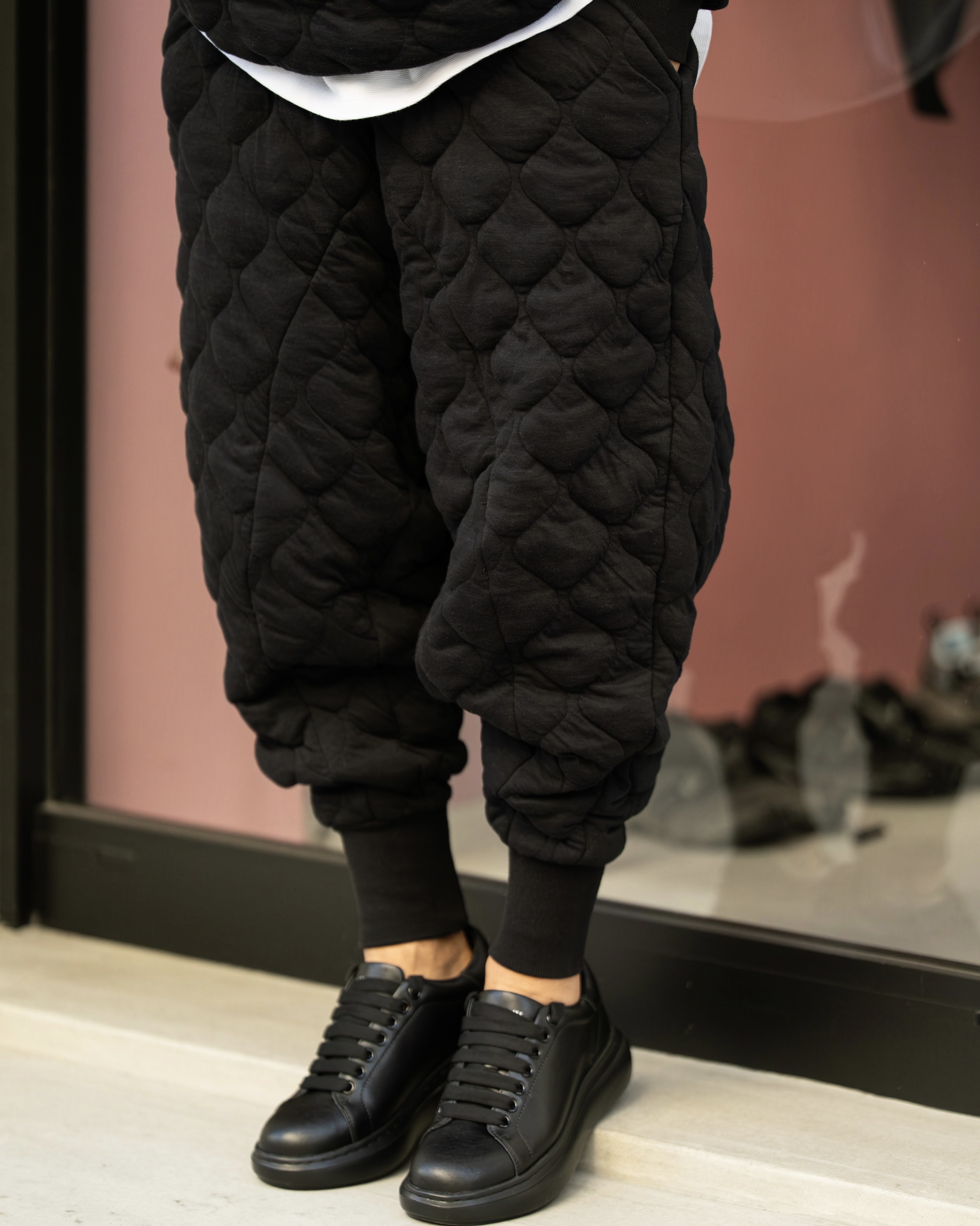 この存在感、このあたたかさ。冬に効く新作パンツ、明日21時。